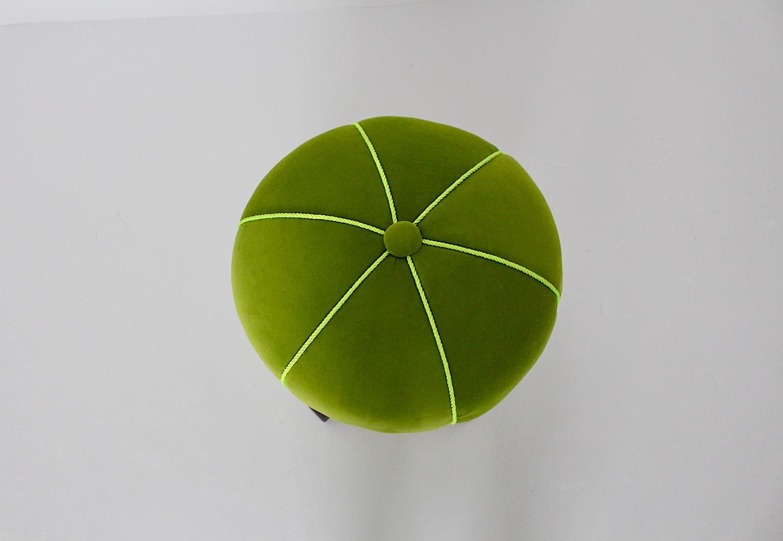 Tabouret circulaire Art Déco vert citron en velours de hêtre Pouf 1930s Autriche Bon état - En vente à Vienna, AT