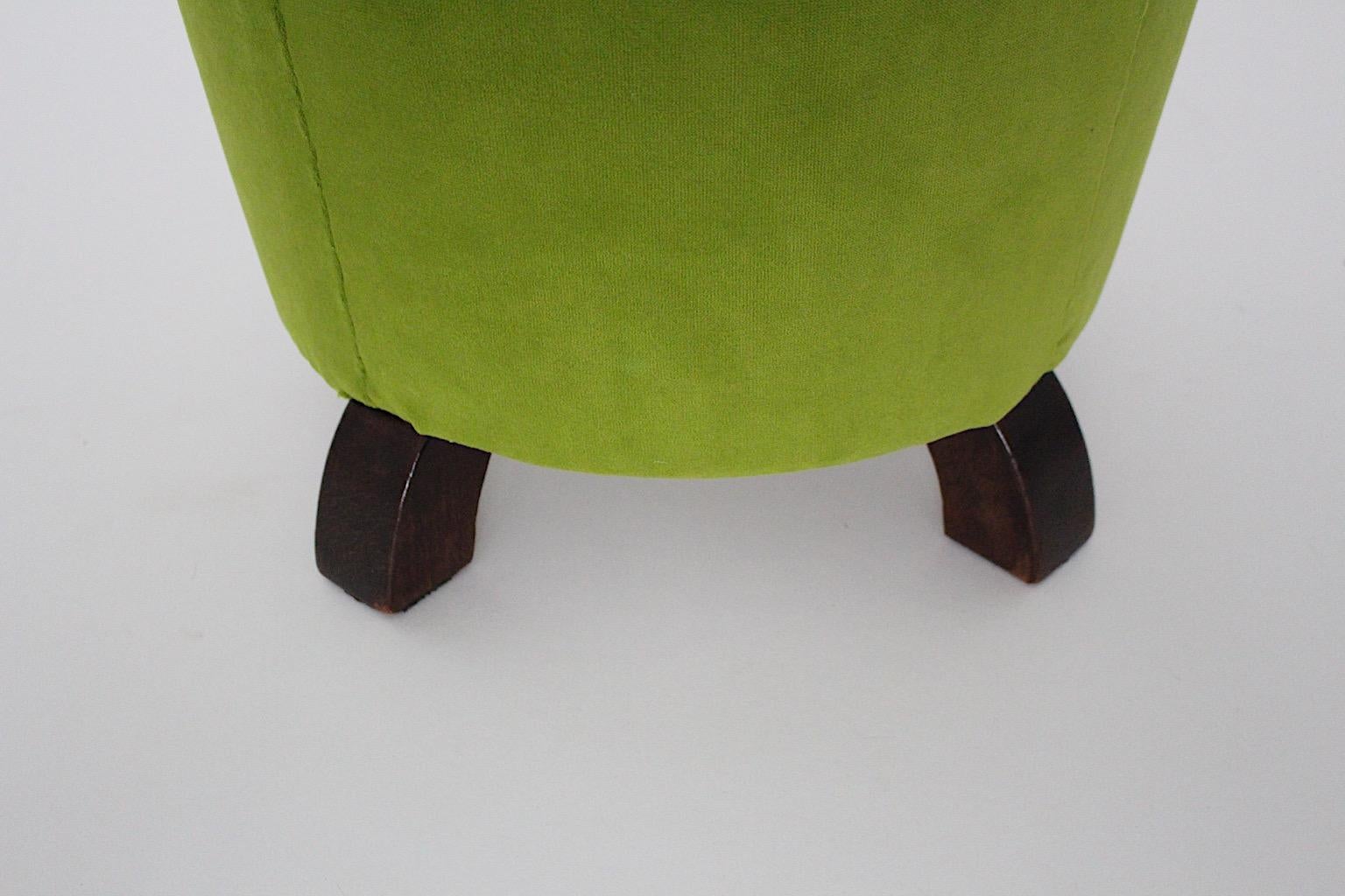 Tissu d'ameublement Tabouret circulaire Art Déco vert citron en velours de hêtre Pouf 1930s Autriche en vente