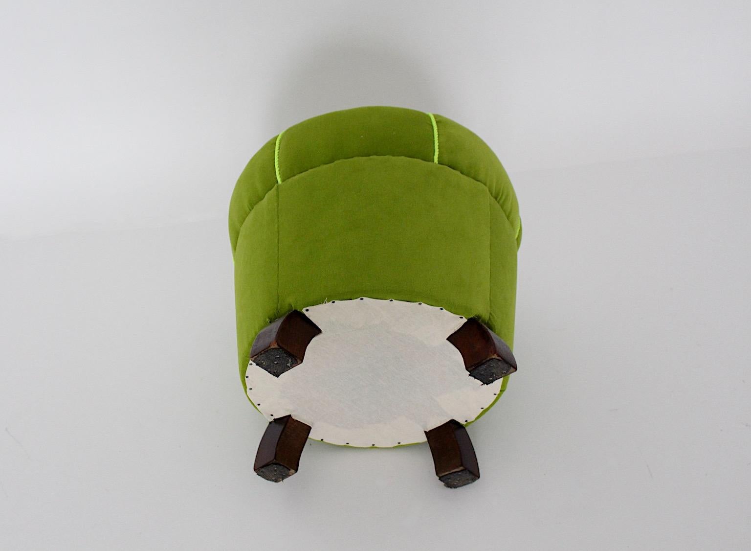 Tabouret circulaire Art Déco vert citron en velours de hêtre Pouf 1930s Autriche en vente 1
