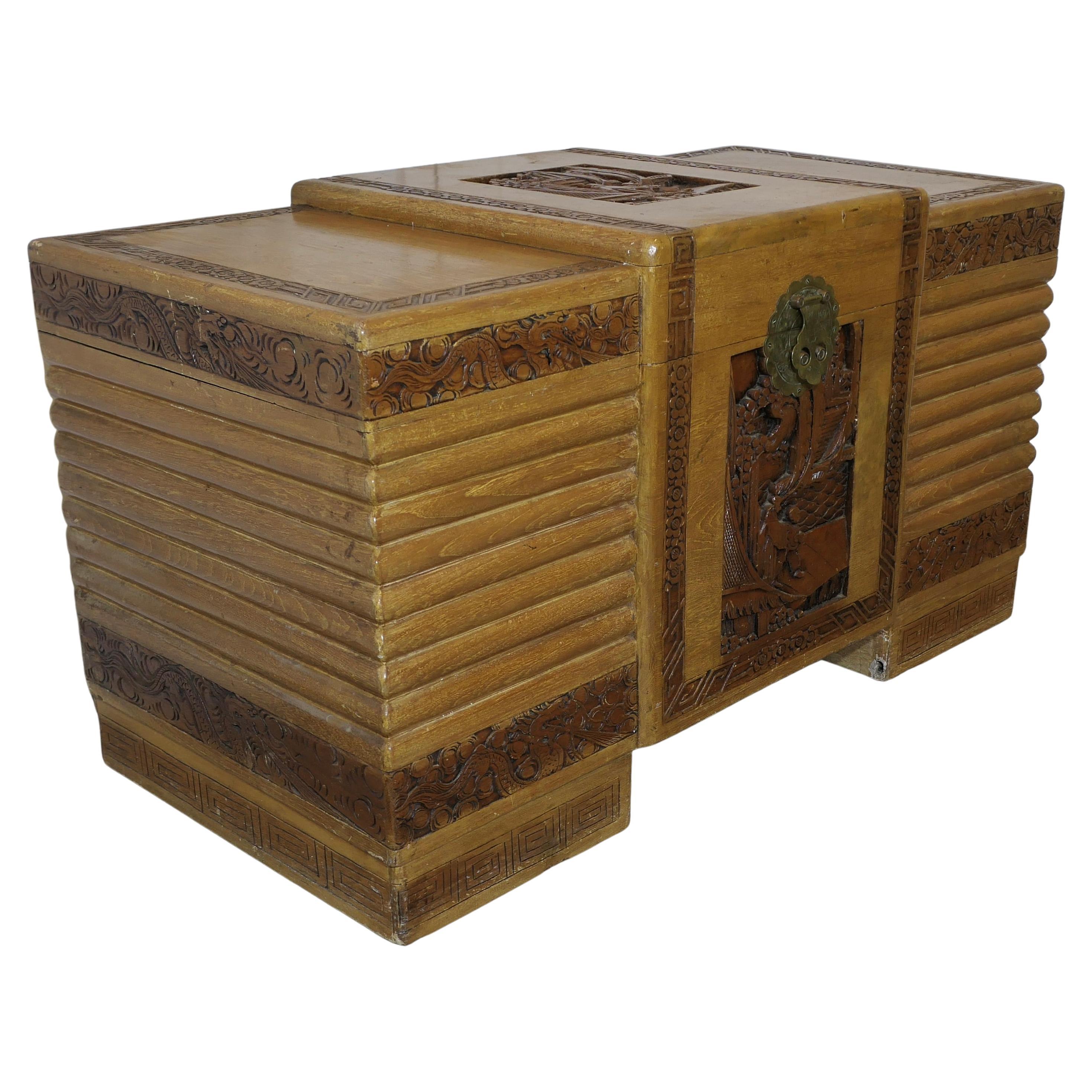 Coffre Art Déco en chêne chaulé et bois de camphrier sculpté