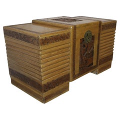 Coffre Art Déco en chêne chaulé et bois de camphrier sculpté