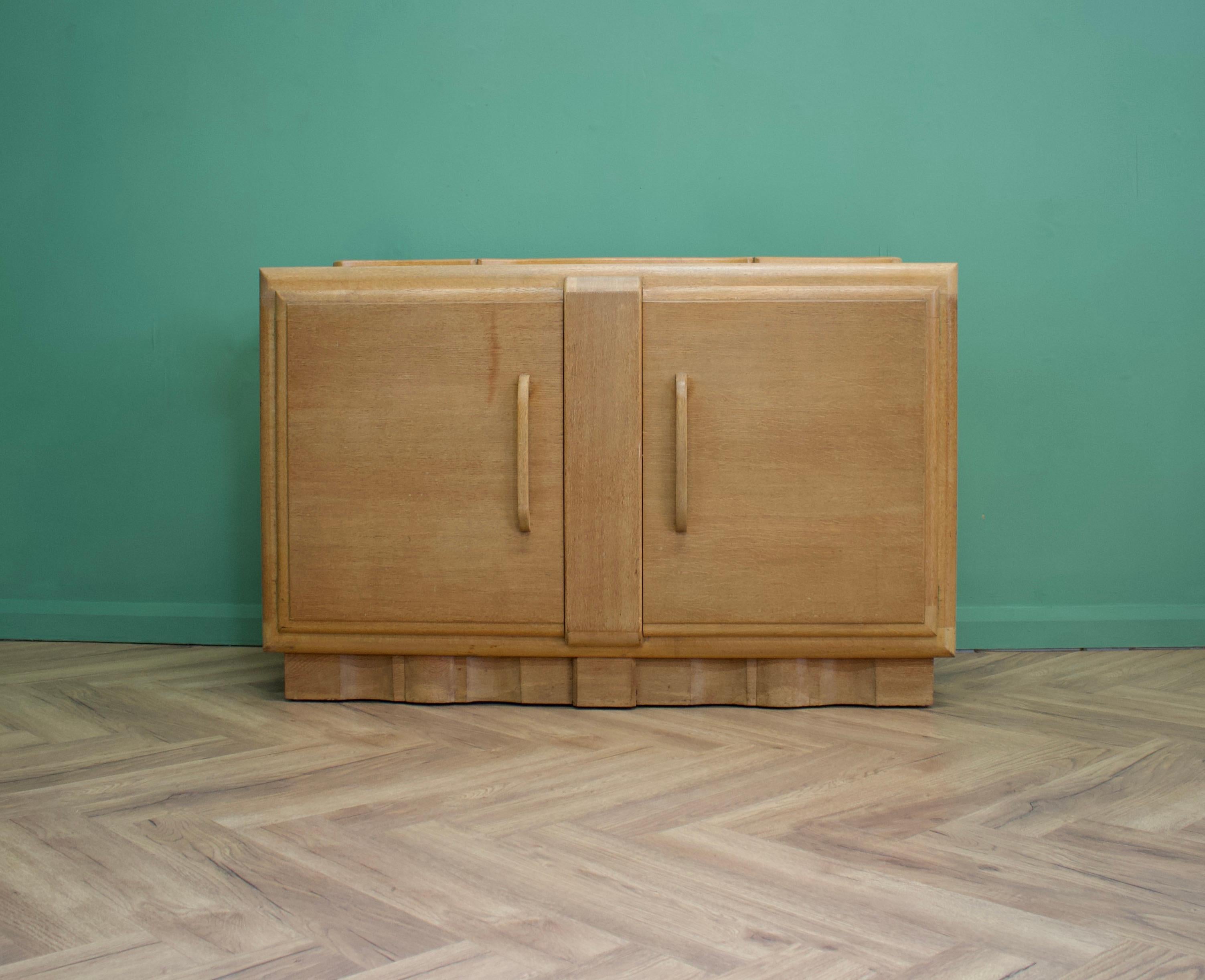 A beautiful quality limed oak vintage Art Deco sideboard from R H Whittle and Sons - dating from the 1930s

In the style of Heals

Featuring 3 drawers and two cupboards - with internal drawers and shelves.

