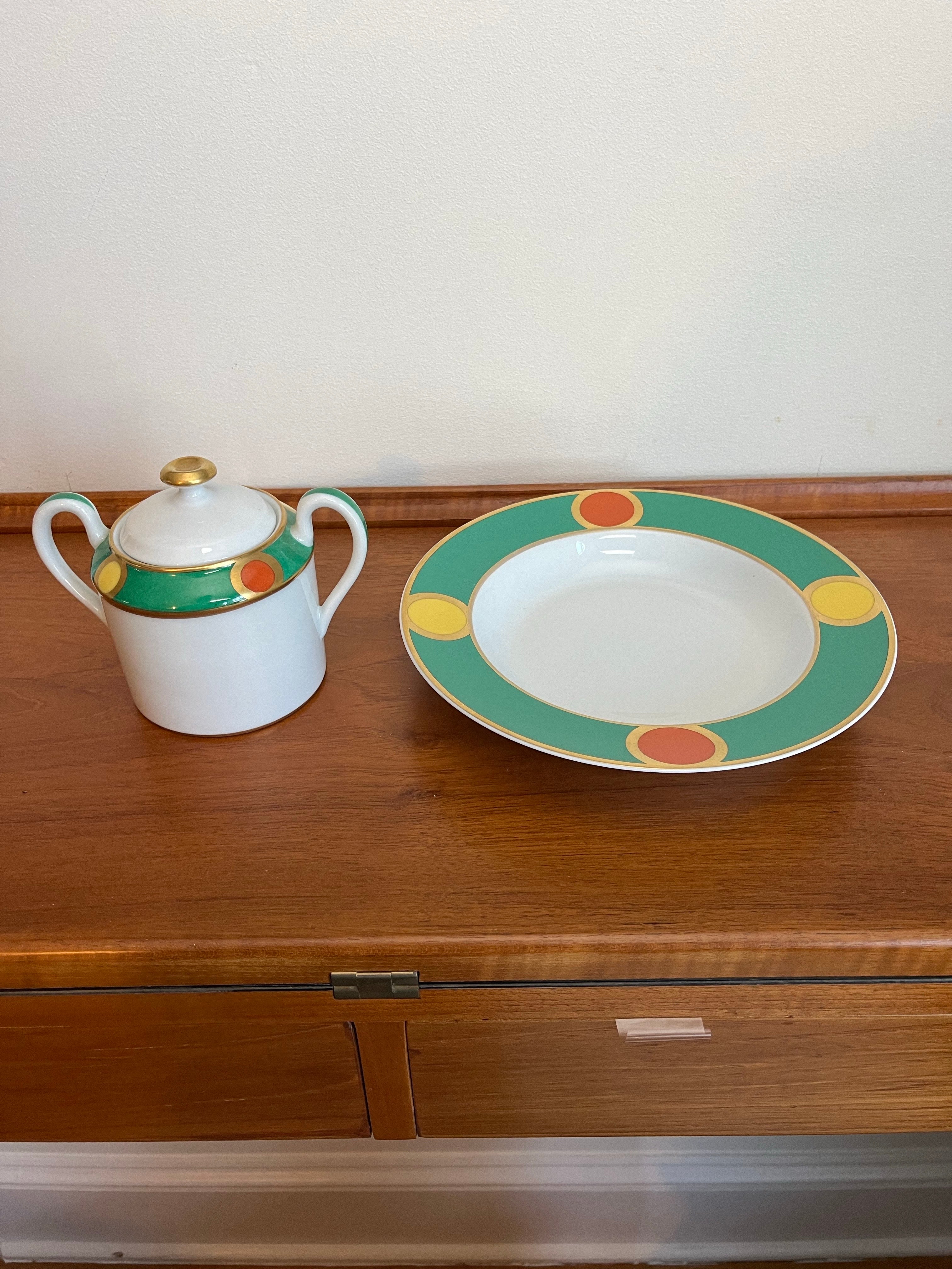 Wunderschöne Limoges-Servicestücke im Art-Déco-Stil. Tolle Farben und Proportionen, wobei jedes Stück mit Gold akzentuiert ist. Eine Schale mit Deckel und eine Schüssel. Unterschrieben:
JEHAN