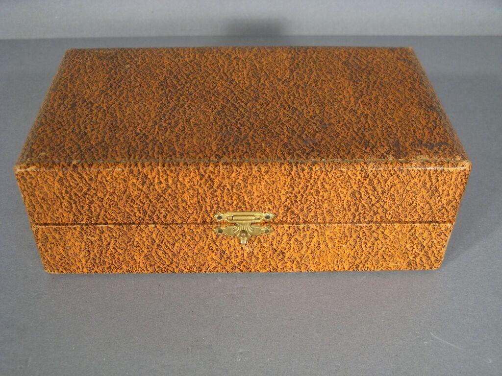 Dieses exquisite Paar Salzstreuer aus Limoges-Porzellan im Art-déco-Stil wird in der Originalschachtel präsentiert und stammt aus den 1920er/1930er Jahren. Die Shakers mit dem bezaubernden Kirschenmotiv und den Messingringen strahlen Eleganz und