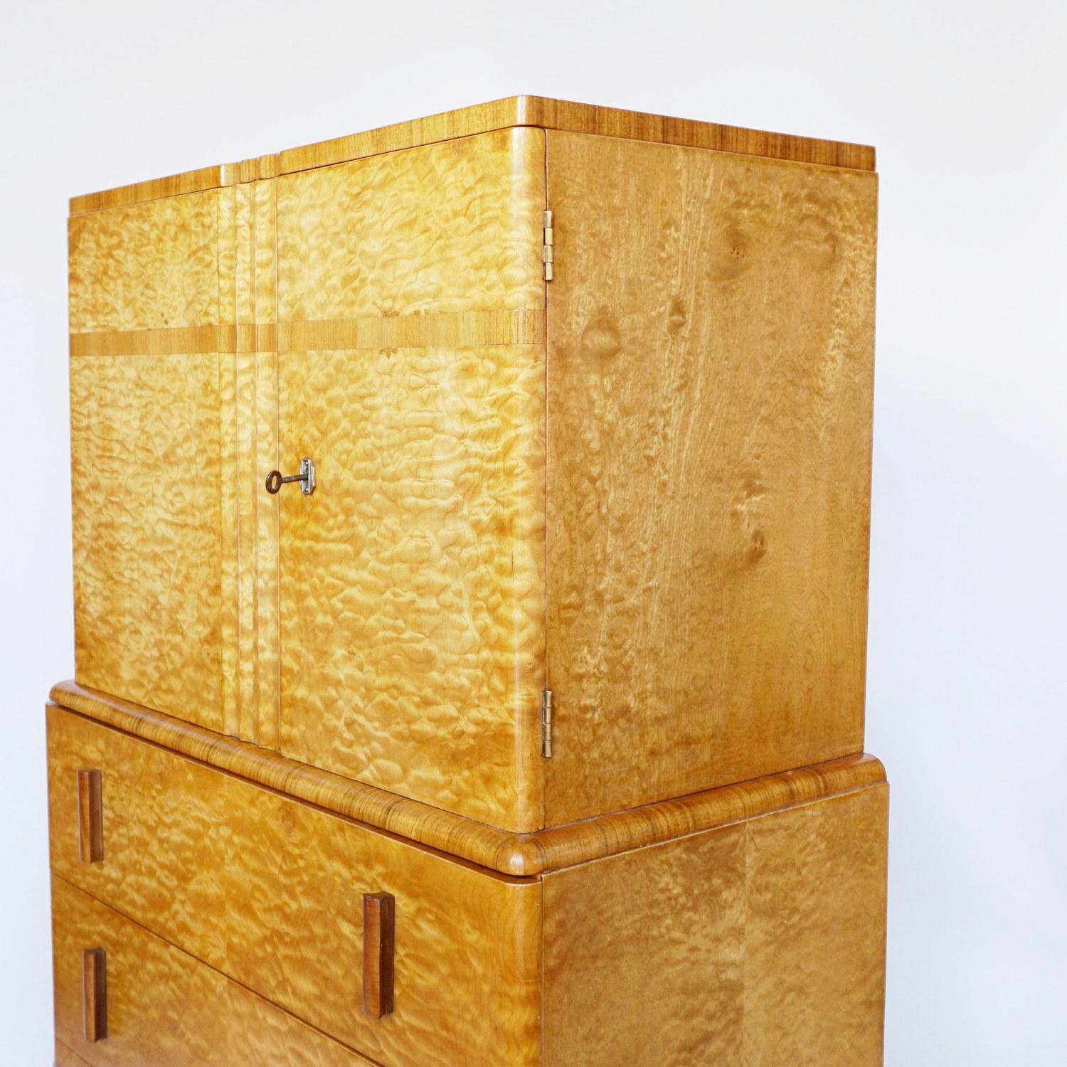 Art Deco Linen Cabinet Satin Birch and Walnut Veneered, English, Circa 1935 5