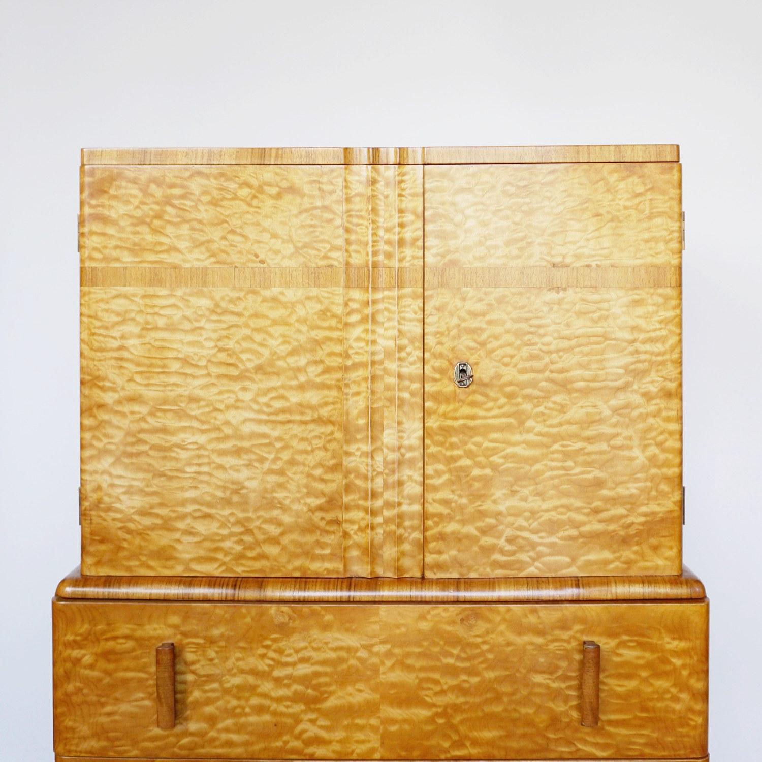 Art Deco Linen Cabinet Satin Birch and Walnut Veneered, English, Circa 1935 In Good Condition In Forest Row, East Sussex