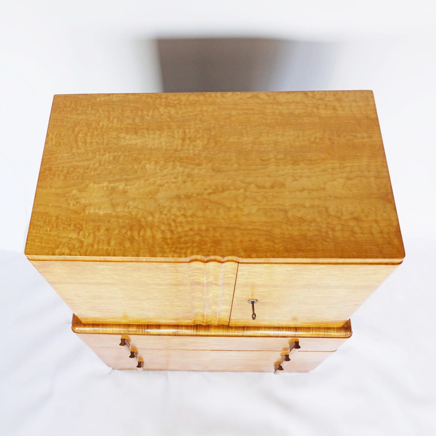 Art Deco Linen Cabinet Satin Birch and Walnut Veneered, English, Circa 1935 3