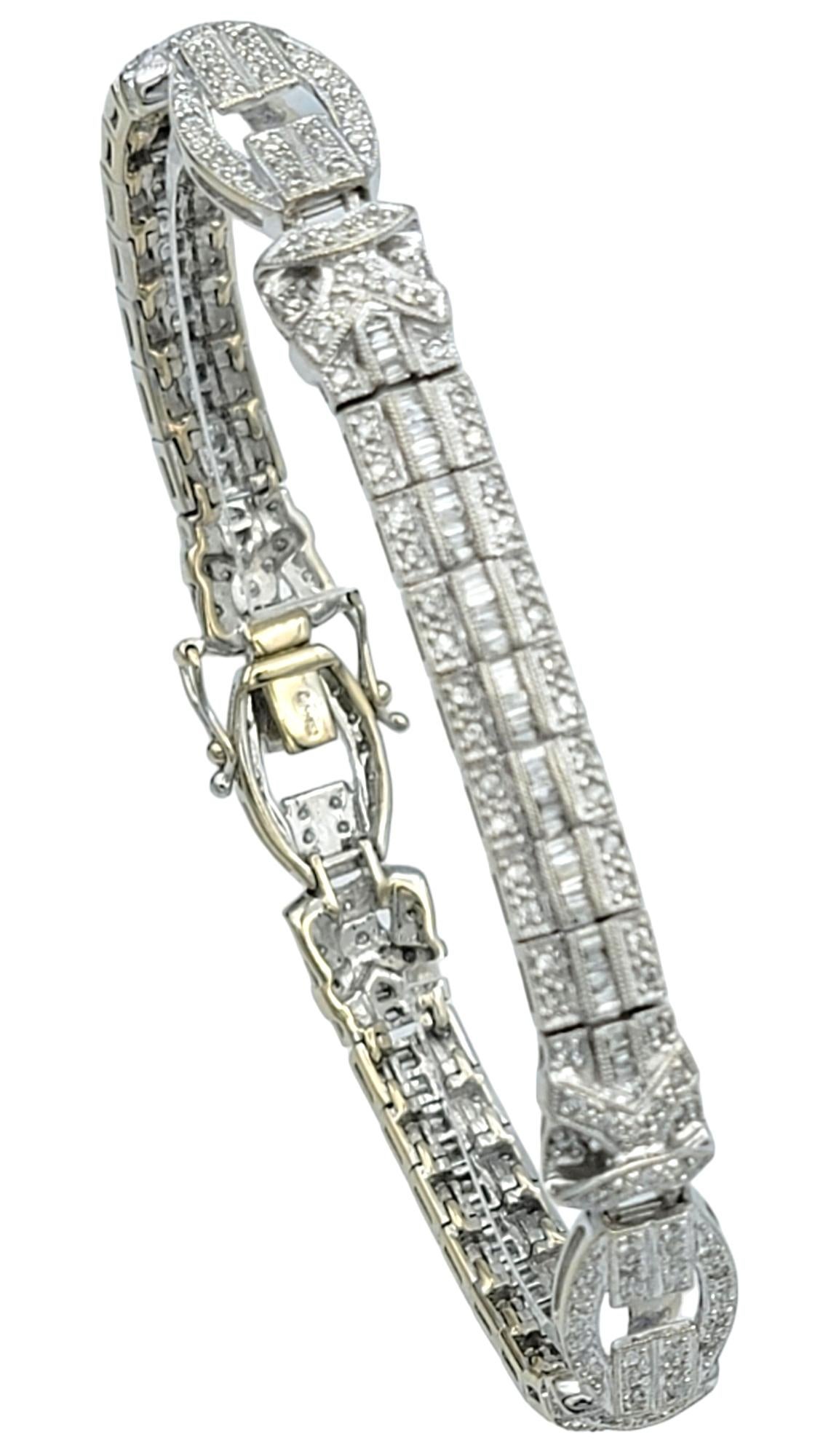 Whiting, notre exquis bracelet Art déco à maillons en diamant, réalisé en luxueux or blanc 18 carats. Cette pièce élégante présente un mélange harmonieux de diamants baguettes et ronds, méticuleusement sertis pour créer un spectacle éblouissant de