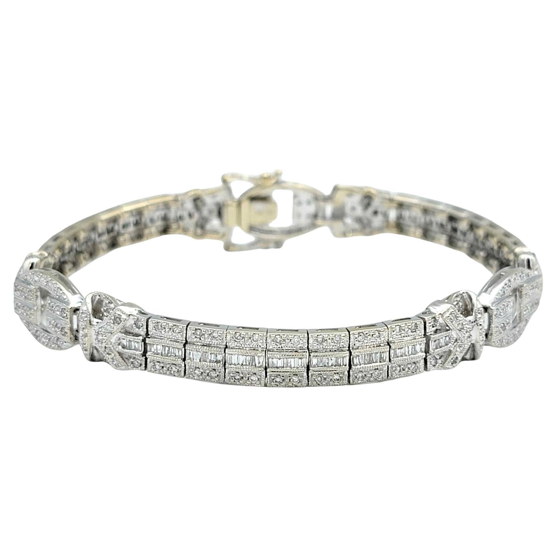 Taille baguette Bracelet à maillons Art déco en or blanc 18 carats avec diamants baguettes et ronds en vente