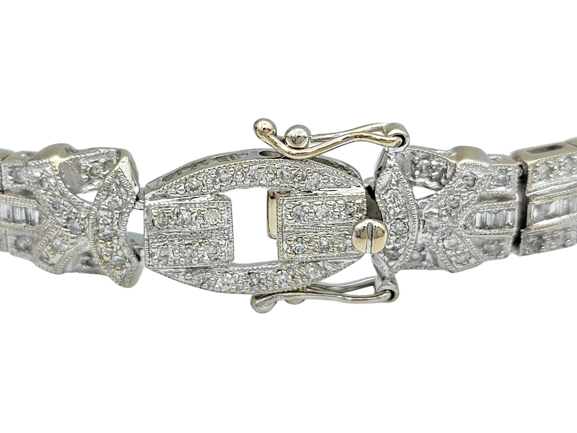 Bracelet à maillons Art déco en or blanc 18 carats avec diamants baguettes et ronds Pour femmes en vente