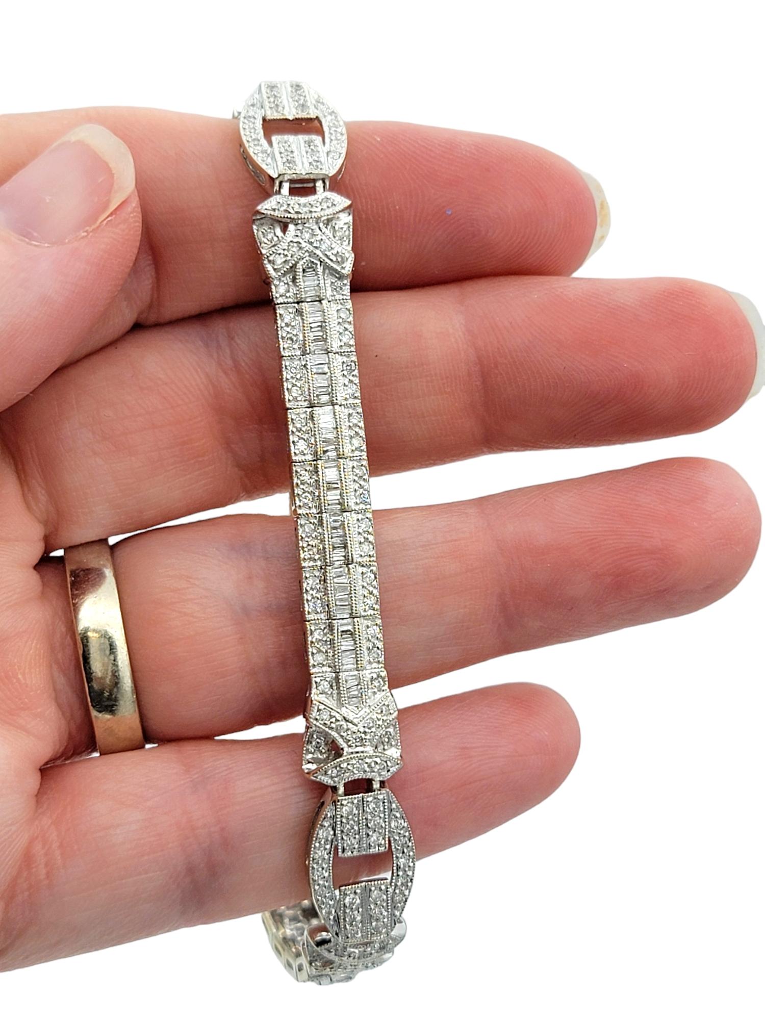 Bracelet à maillons Art déco en or blanc 18 carats avec diamants baguettes et ronds en vente 3
