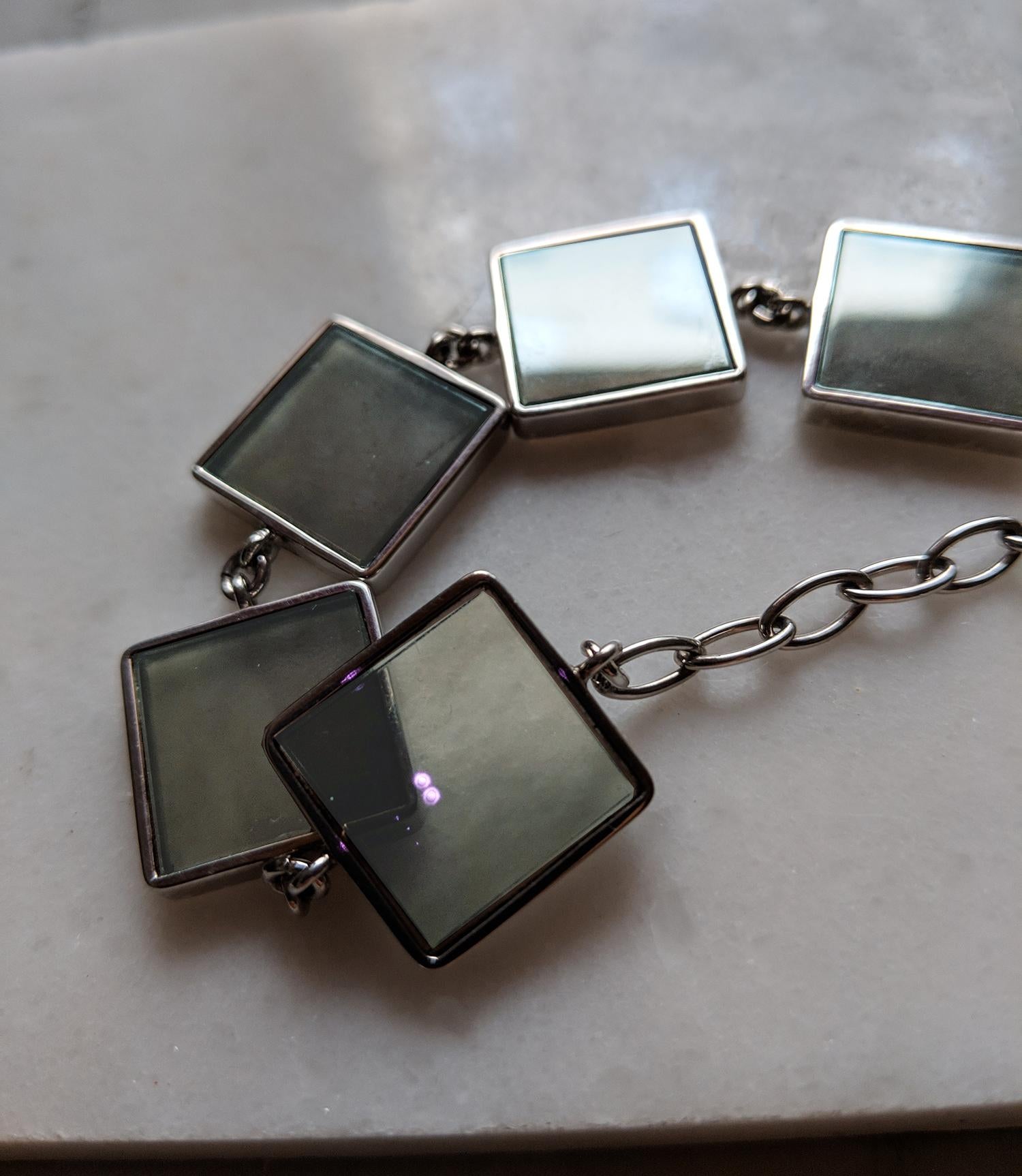 Bracelet de style Art Déco à quartzes verts présenté dans Vogue en vente 1