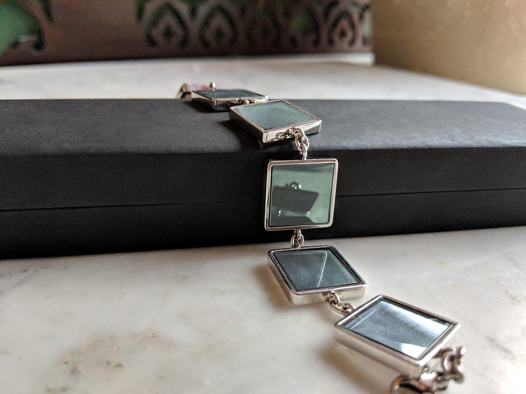 Bracelet de style Art Déco à quartzes verts présenté dans Vogue en vente 3
