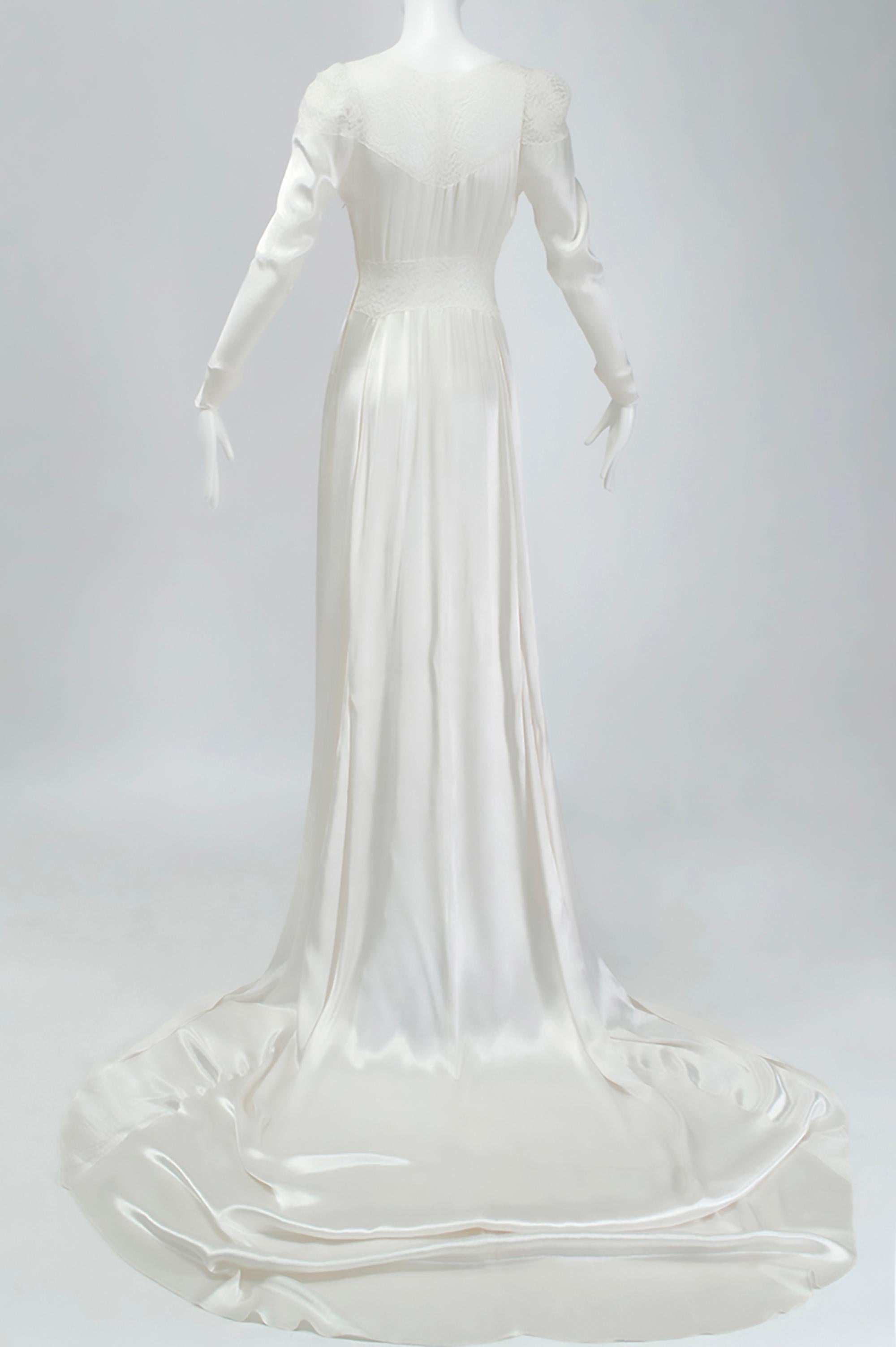 Fast nacktes weißes Satin-Deko-Hochzeitskleid aus Satin mit transparenten Spitzeneinsätzen aus Satin - XS, 1930er Jahre