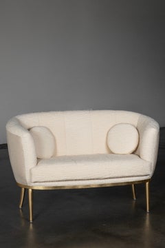 Sofá de dos plazas Art Deco Lisboa, bouclé beige, hoja de oro, hecho a mano en Portugal, Greenapple