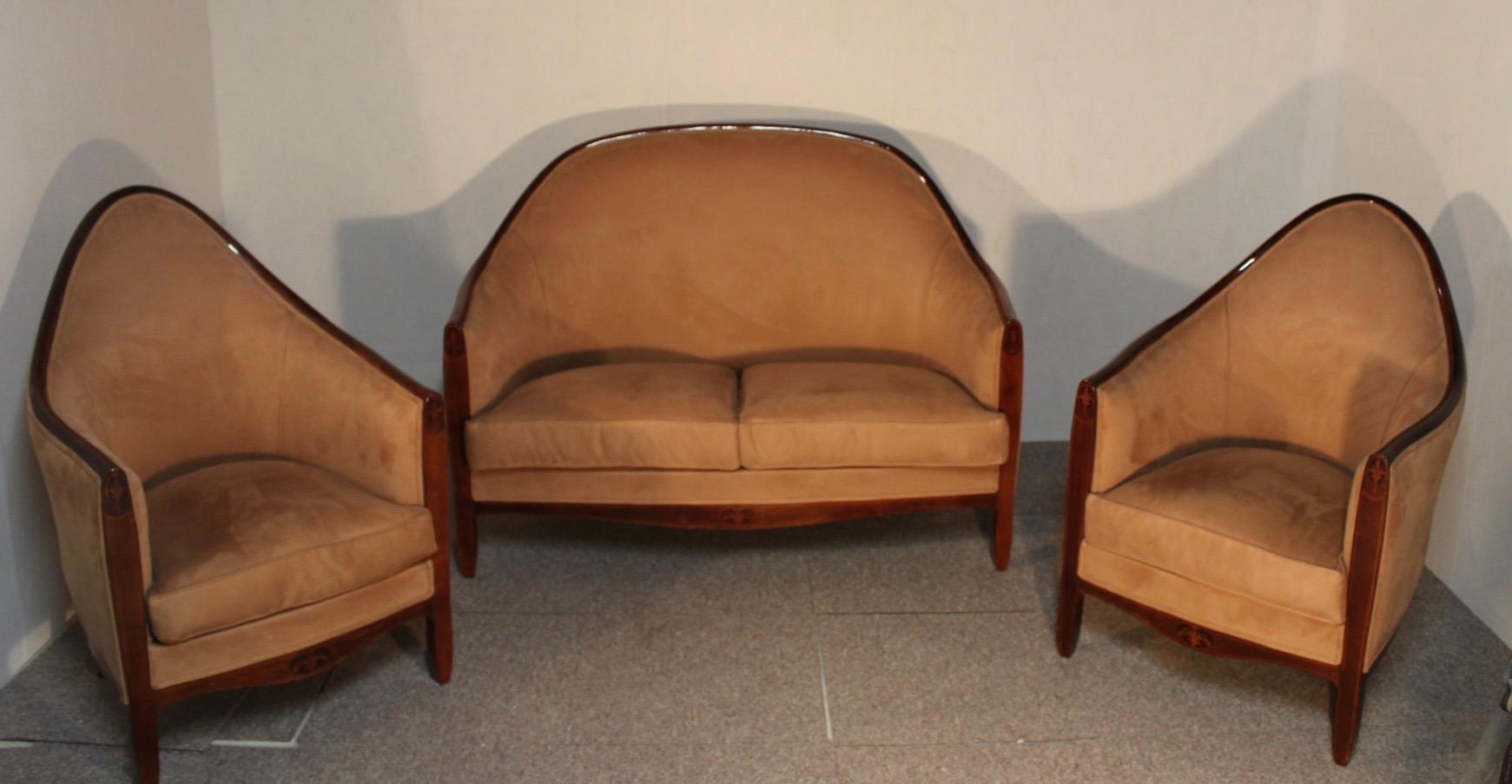 Wohnzimmer im Art-Deco-Stil, bestehend aus einem Zweisitzer-Sofa und zwei passenden Sesseln.
Die Struktur ist aus mahagonigebeizter Buche, Intarsien auf der Vorderseite aus Buchsbaum, Lackierung.
Das Wohnzimmer ist mit havannabraunem Alcantara-Stoff