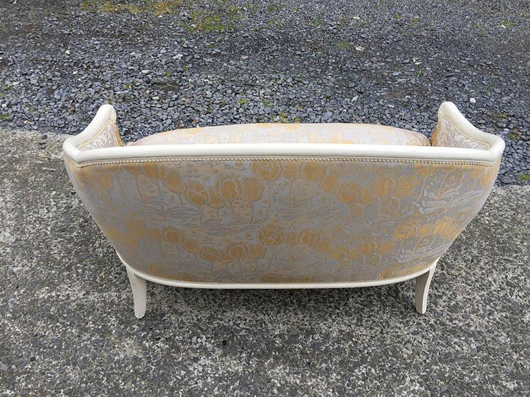 Doré Suite de salon Art déco, vers 1930 Deux fauteuils et une banquette à deux places. en vente