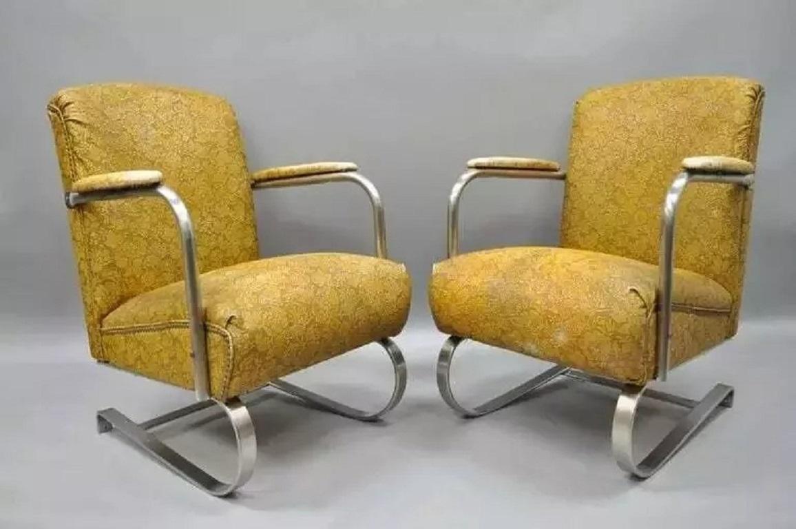 Lloyds in stile Art Deco Kem Weber in acciaio cromato - una coppia. L'articolo è caratterizzato da una pesante struttura in acciaio cromato, completamente rivestito in vinile floreale giallo originale, braccioli imbottiti, rifiniture in testa di