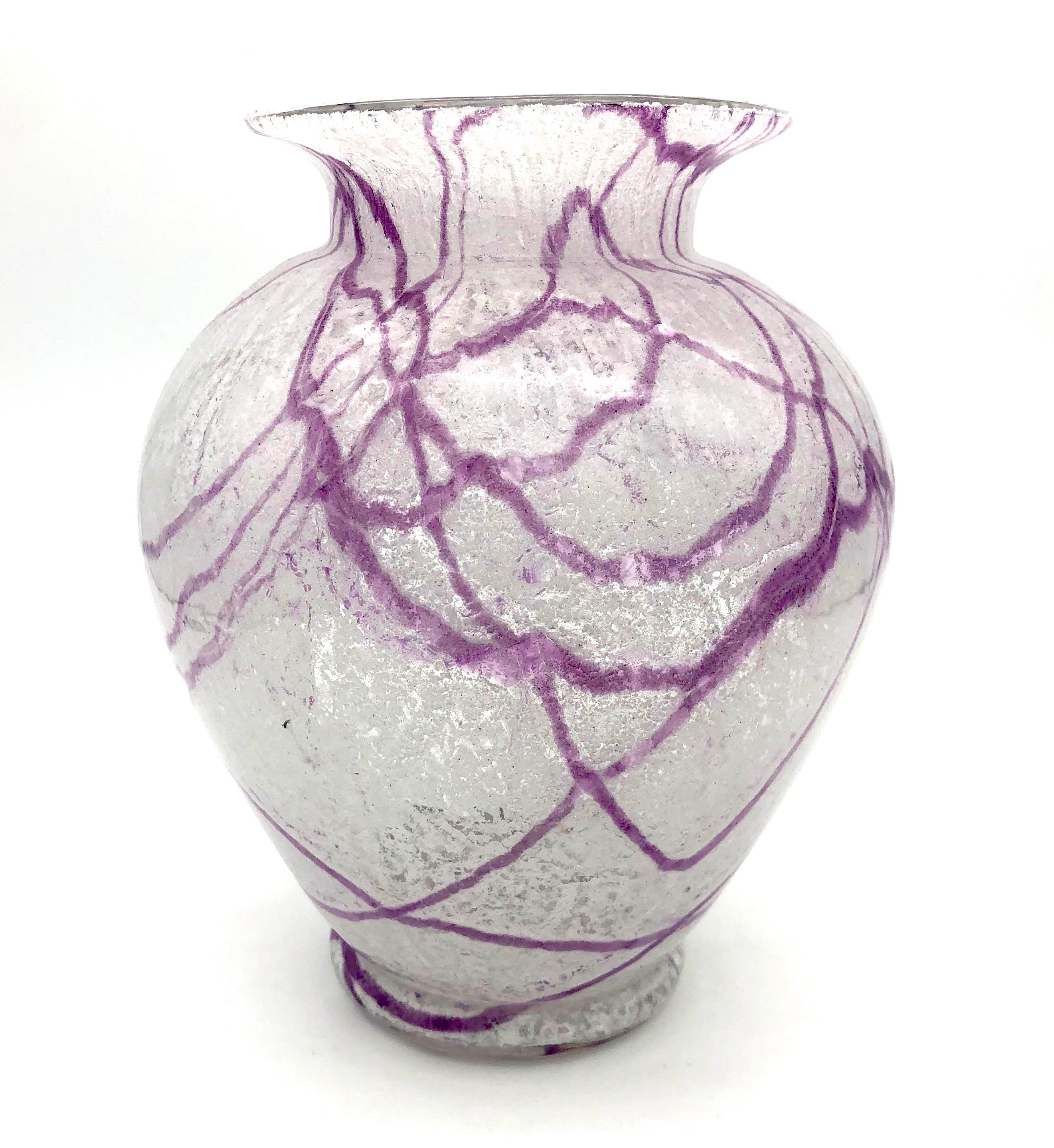 Insolite vase en verre mousse Loetz des années 1930 avec une ligne violette abstraite.