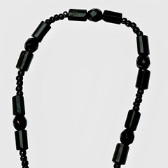 Collar Art Déco con cuentas largas facetadas de azabache francés, de alrededor de la década de 1930