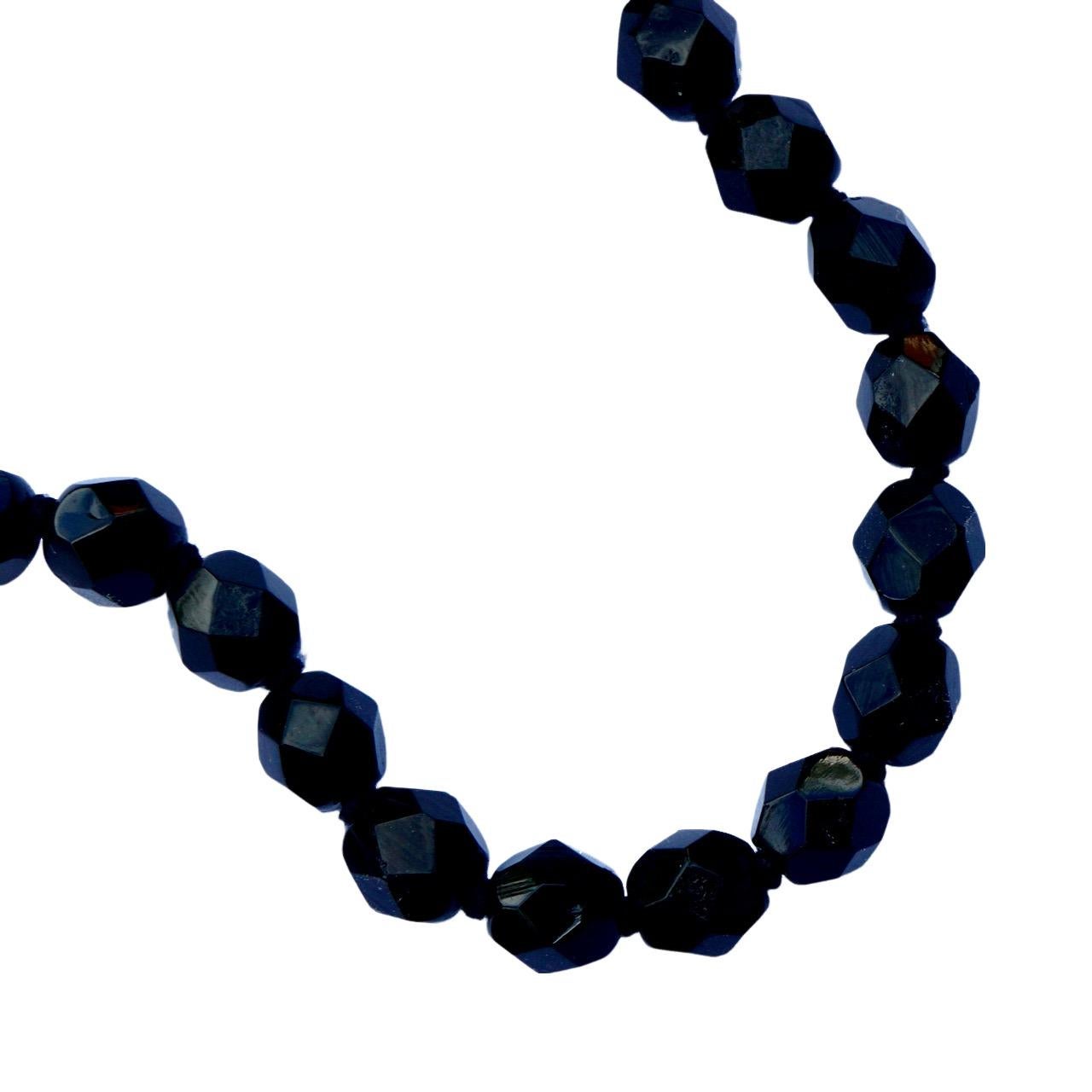 Collana flapper classica Art Deco con perline a getto francese. Le deliziose perline sfaccettate sono tagliate e annodate a mano. La lunghezza è di 124,4 cm e le perline sono di 6 mm. La collana è in ottime condizioni, sembra essere stata reinfilata