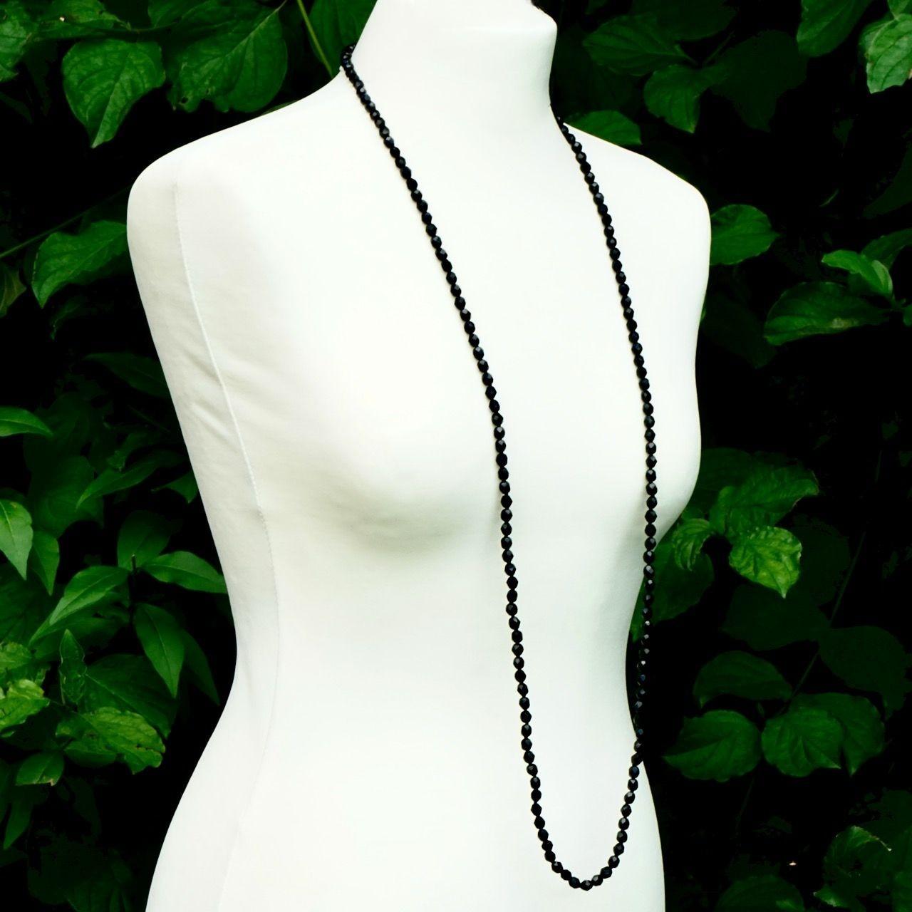 Collana Flapper Art Deco con perline di getto francese tagliate a mano lunga, circa anni '20 In condizioni buone in vendita a London, GB