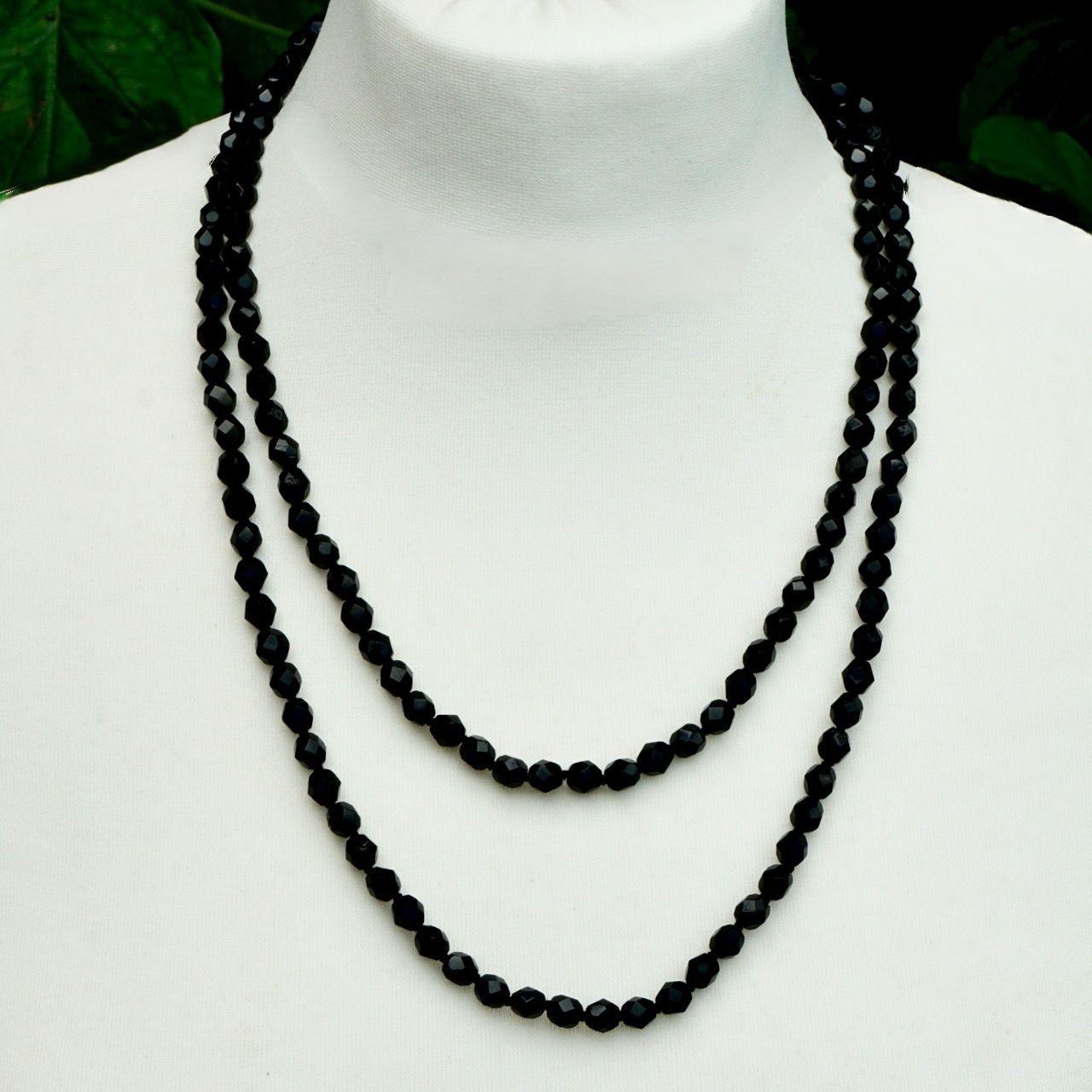 Collana Flapper Art Deco con perline di getto francese tagliate a mano lunga, circa anni '20 in vendita 1