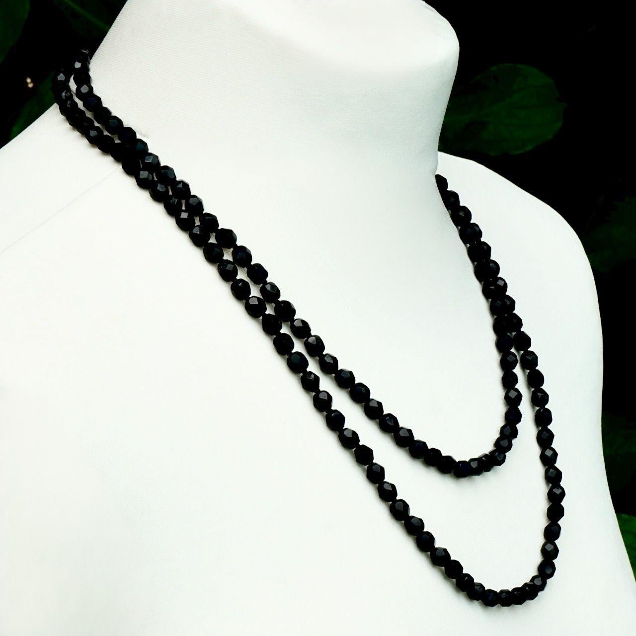 Collana Flapper Art Deco con perline di getto francese tagliate a mano lunga, circa anni '20 in vendita 2