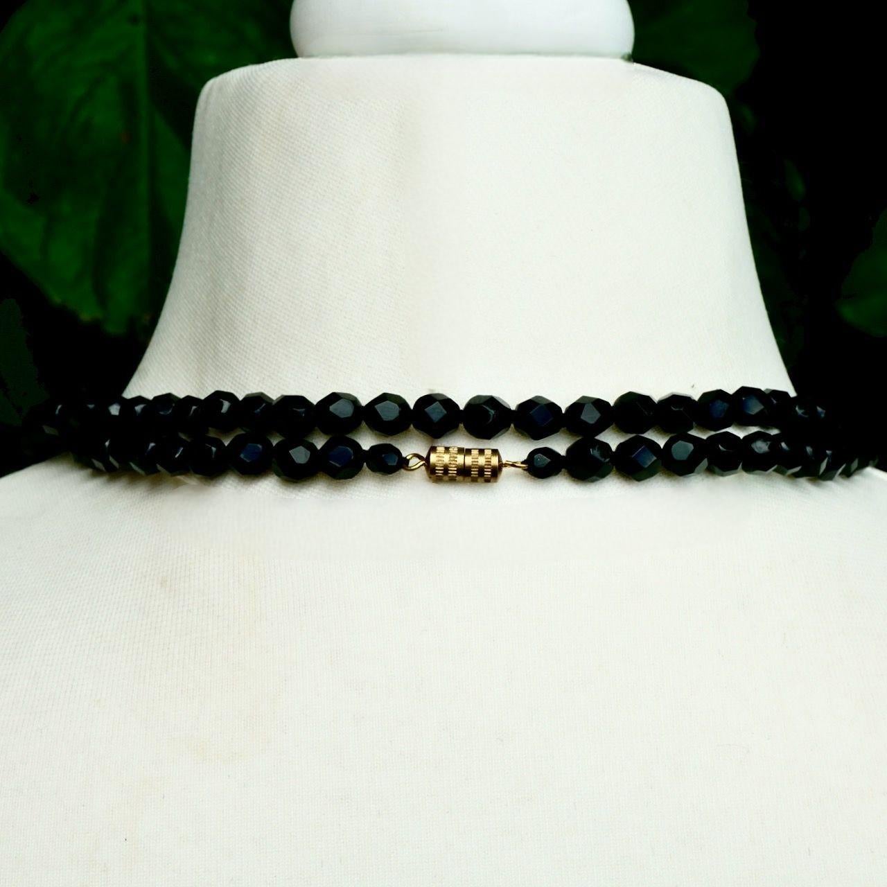 Collana Flapper Art Deco con perline di getto francese tagliate a mano lunga, circa anni '20 in vendita 3