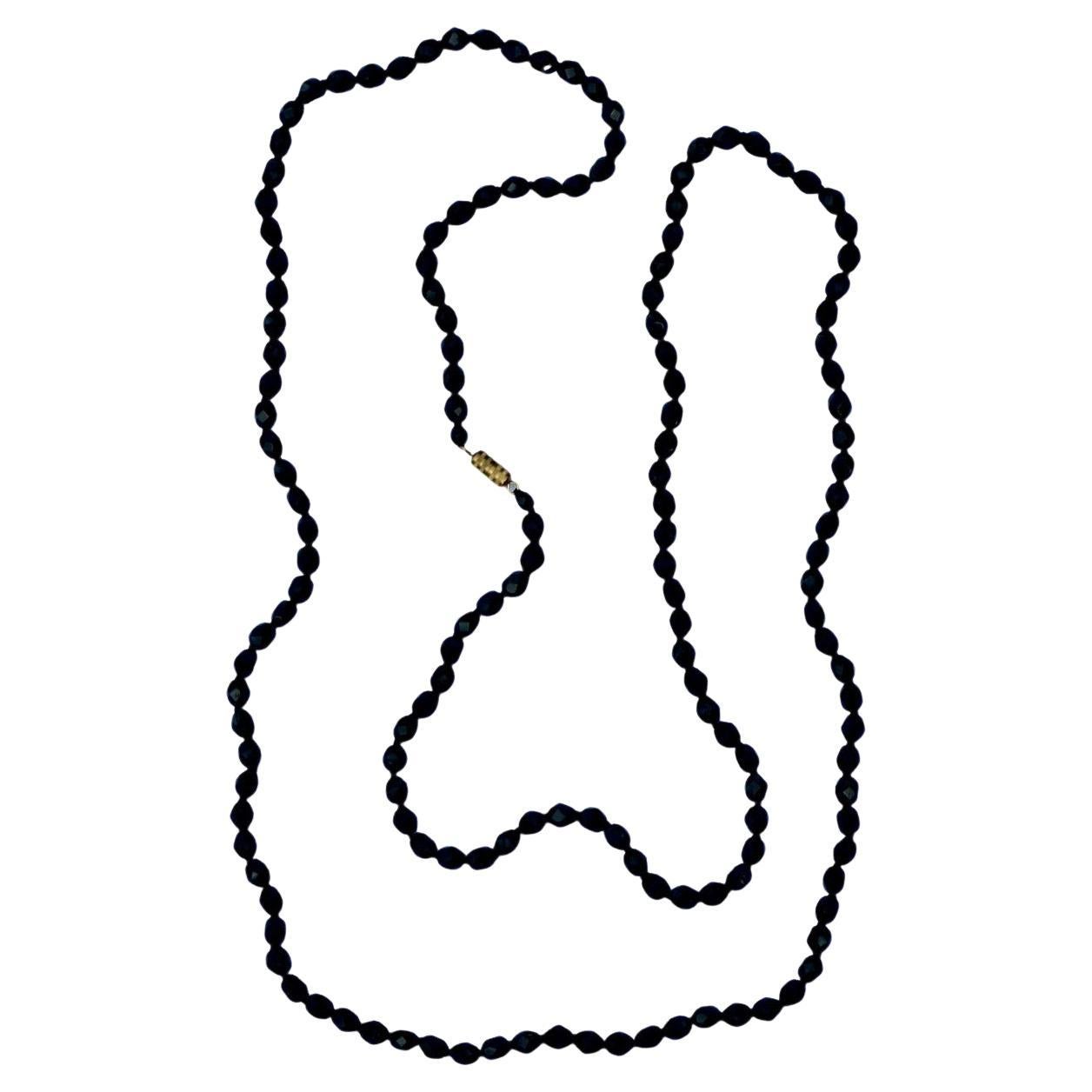 Collana Flapper Art Deco con perline di getto francese tagliate a mano lunga, circa anni '20 in vendita