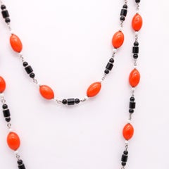 Collana lunga Art Deco Sautoir in platino con corallo rosso, onice e perle