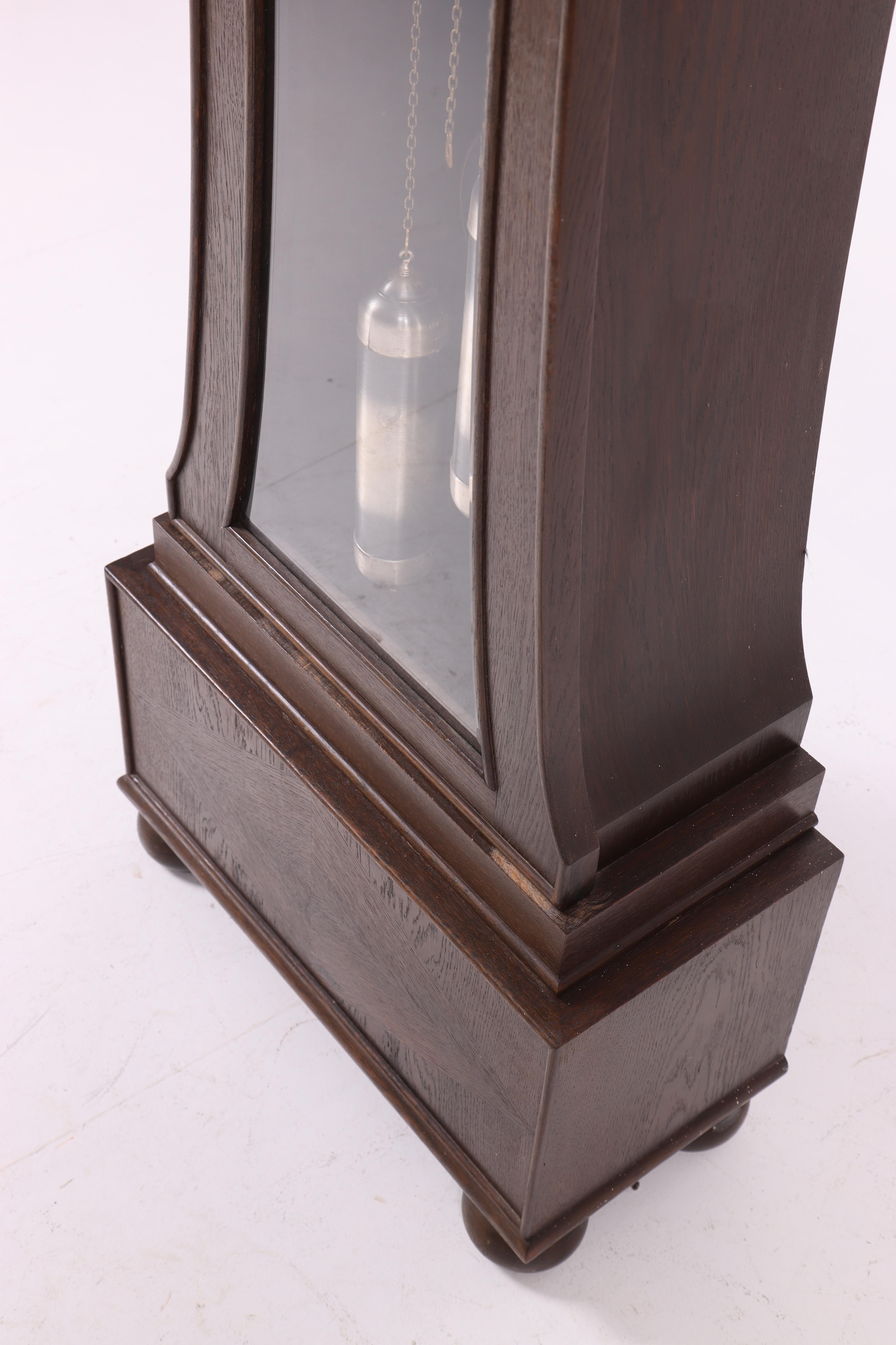 Horloge de parquet en orme, design/One, Danemark, années 1930. Excellent état d'origine.