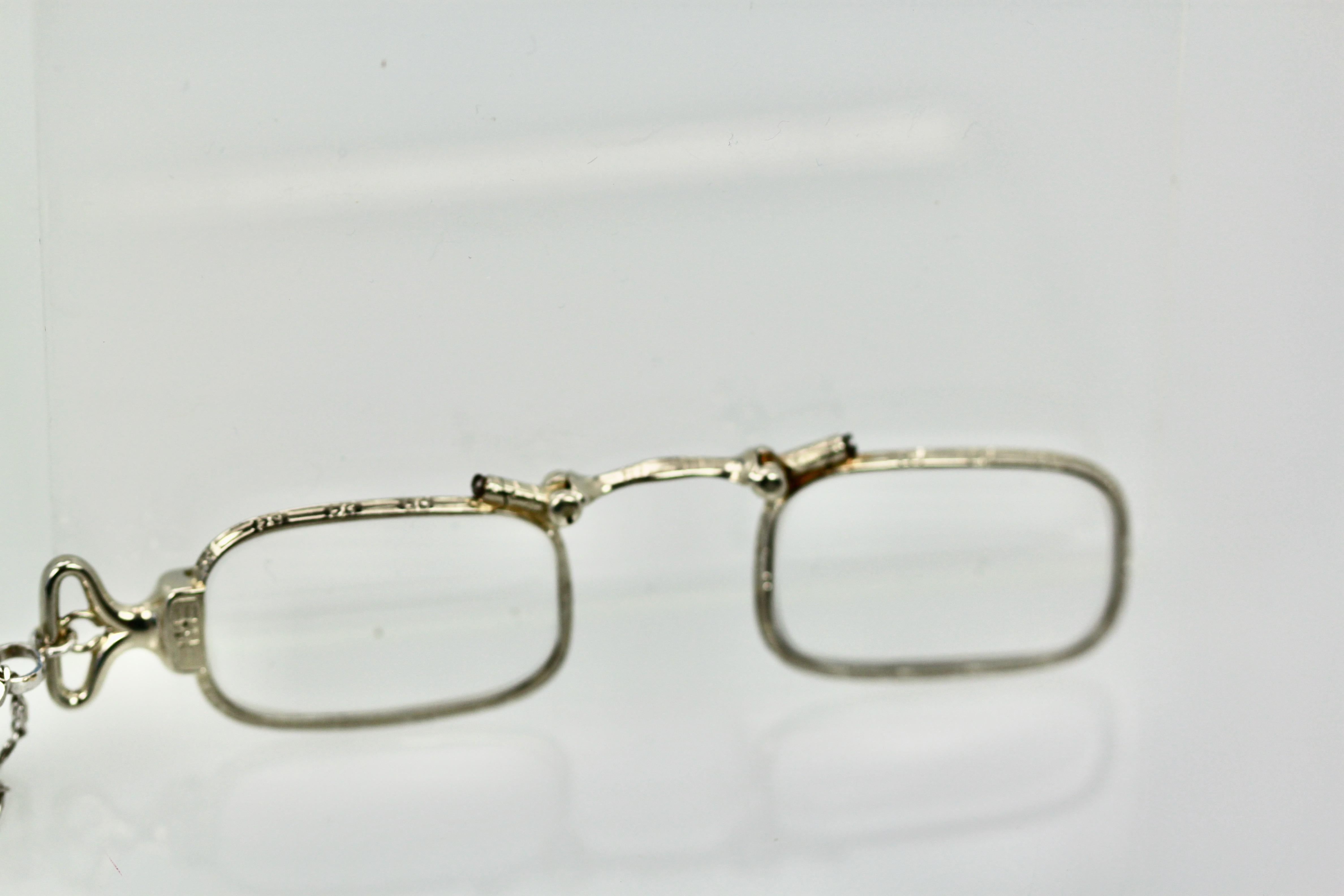 Lorgnette Art Déco avec chaîne de 26 pouces. Ces lunettes de lorgnon sont incisées de rinceaux et autres sur tout le corps, à l'intérieur et à l'extérieur. Estampillées 14K, elles ont actuellement un grossissement de 2x, mais elles peuvent être