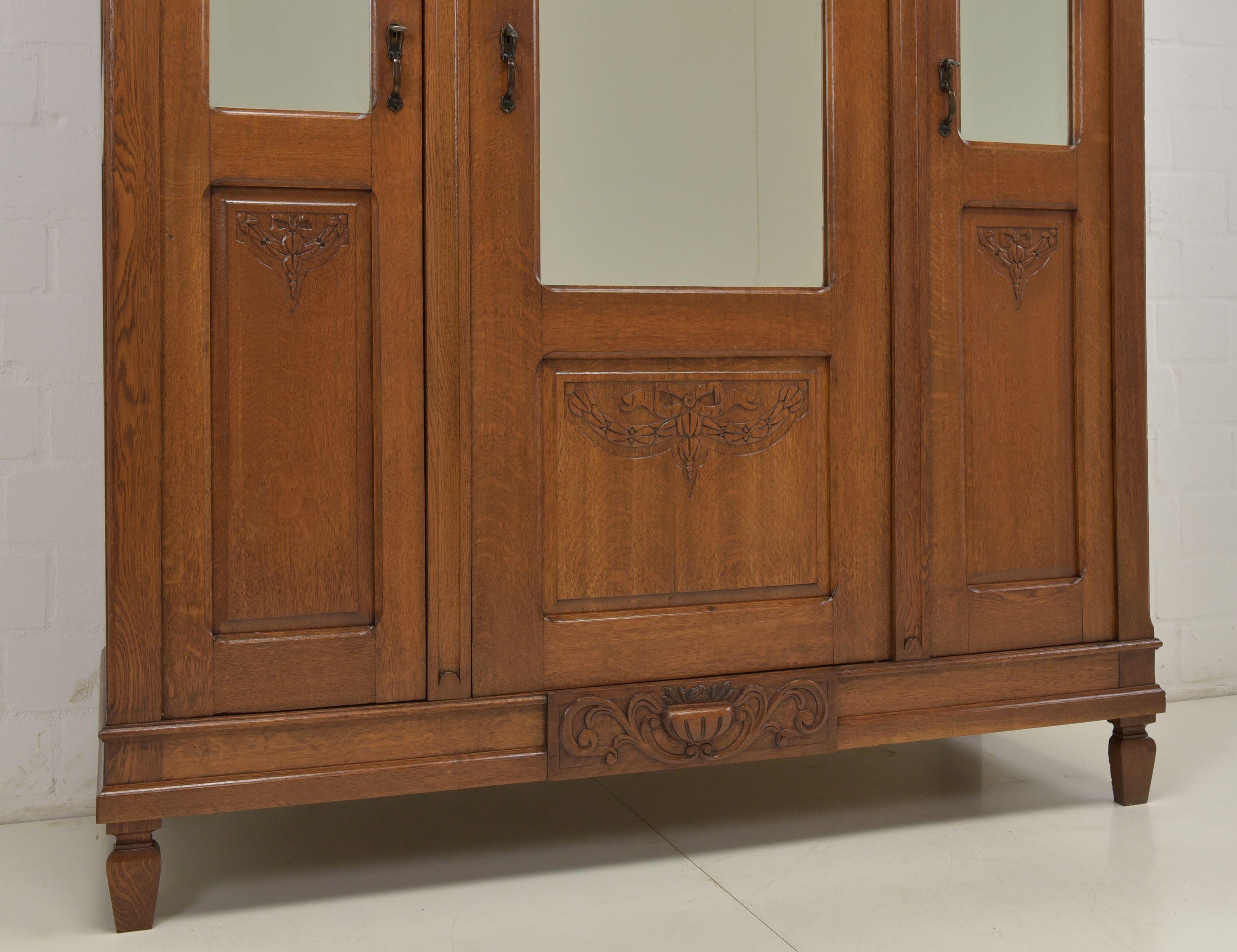 Art Deco / Louis XVI Hallway Wardrobe in Oak, 1920 For Sale 3