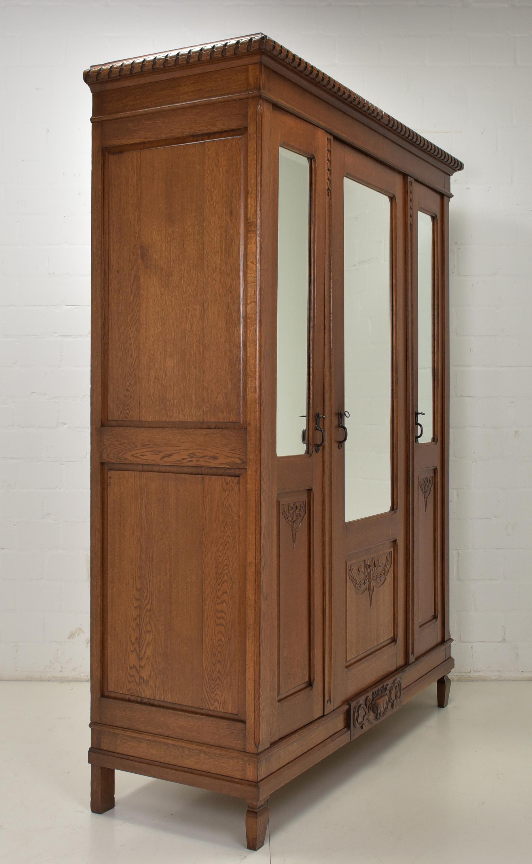 Art Deco / Louis XVI Hallway Wardrobe in Oak, 1920 For Sale 4