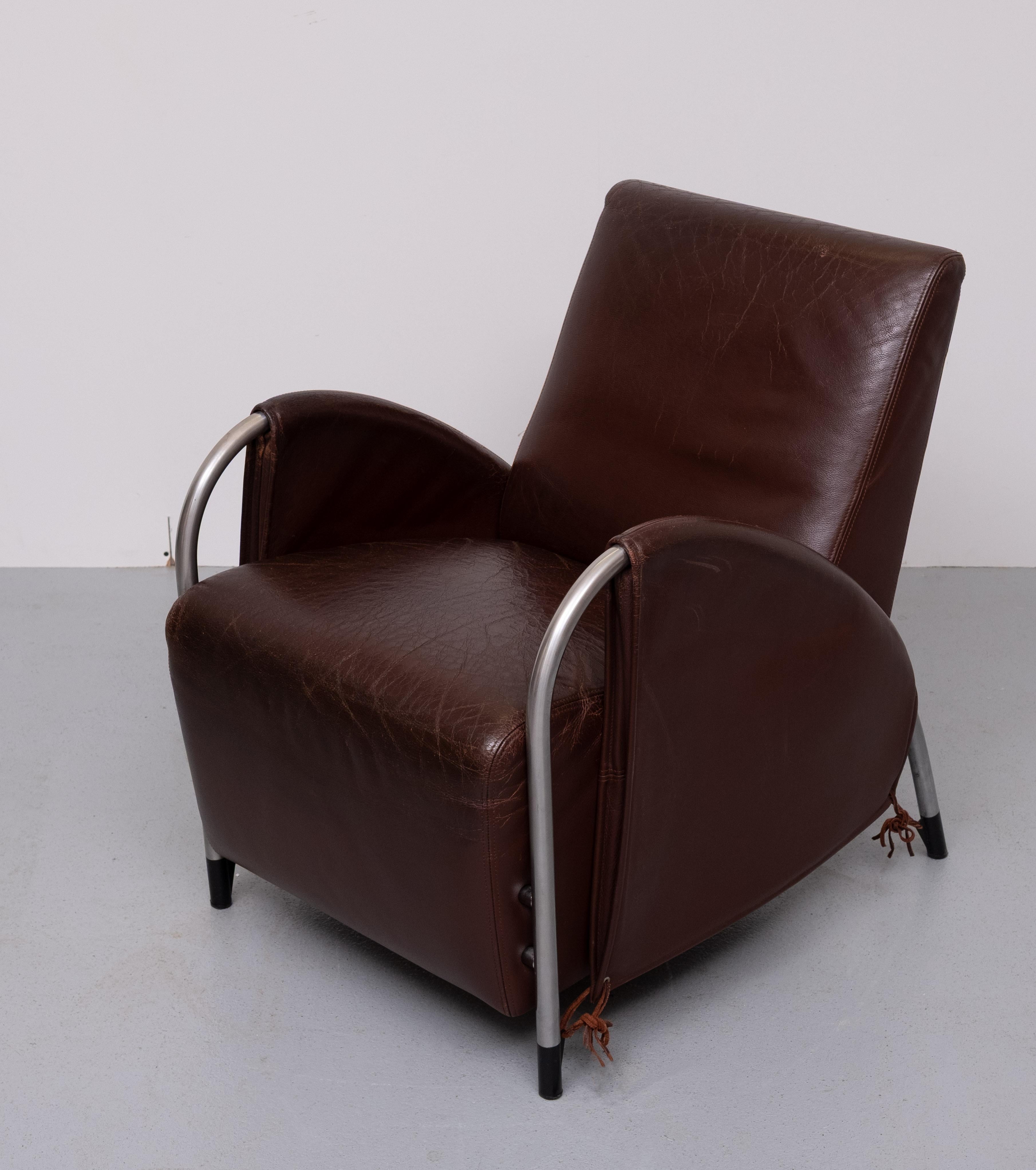 Sehr schöner Ledersessel, Farbe dunkelbraun.
Art Deco Stil . Design von Jan des Bouvrie für Gelderland .
Guter Sitzkomfort . kommt mit genau der richtigen Menge an Patine .