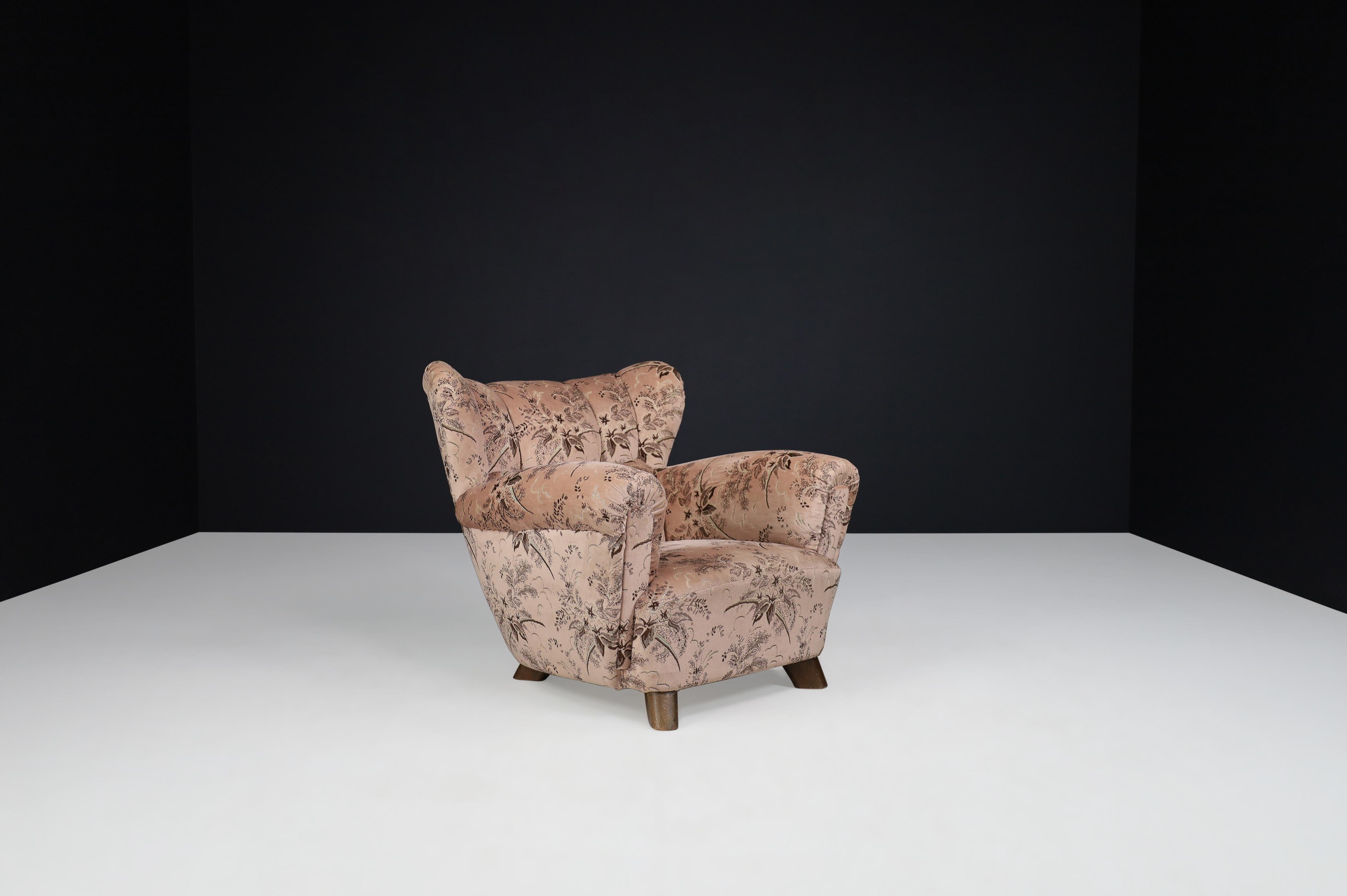 Art Deco Lounge chair in Floral fabric Prague 1930s.

Particular lounge chair in original floral made in Prague and production of the 1930s in Art Deco style. The large armchair has a characteristic, visually exciting shape thanks to its elegant