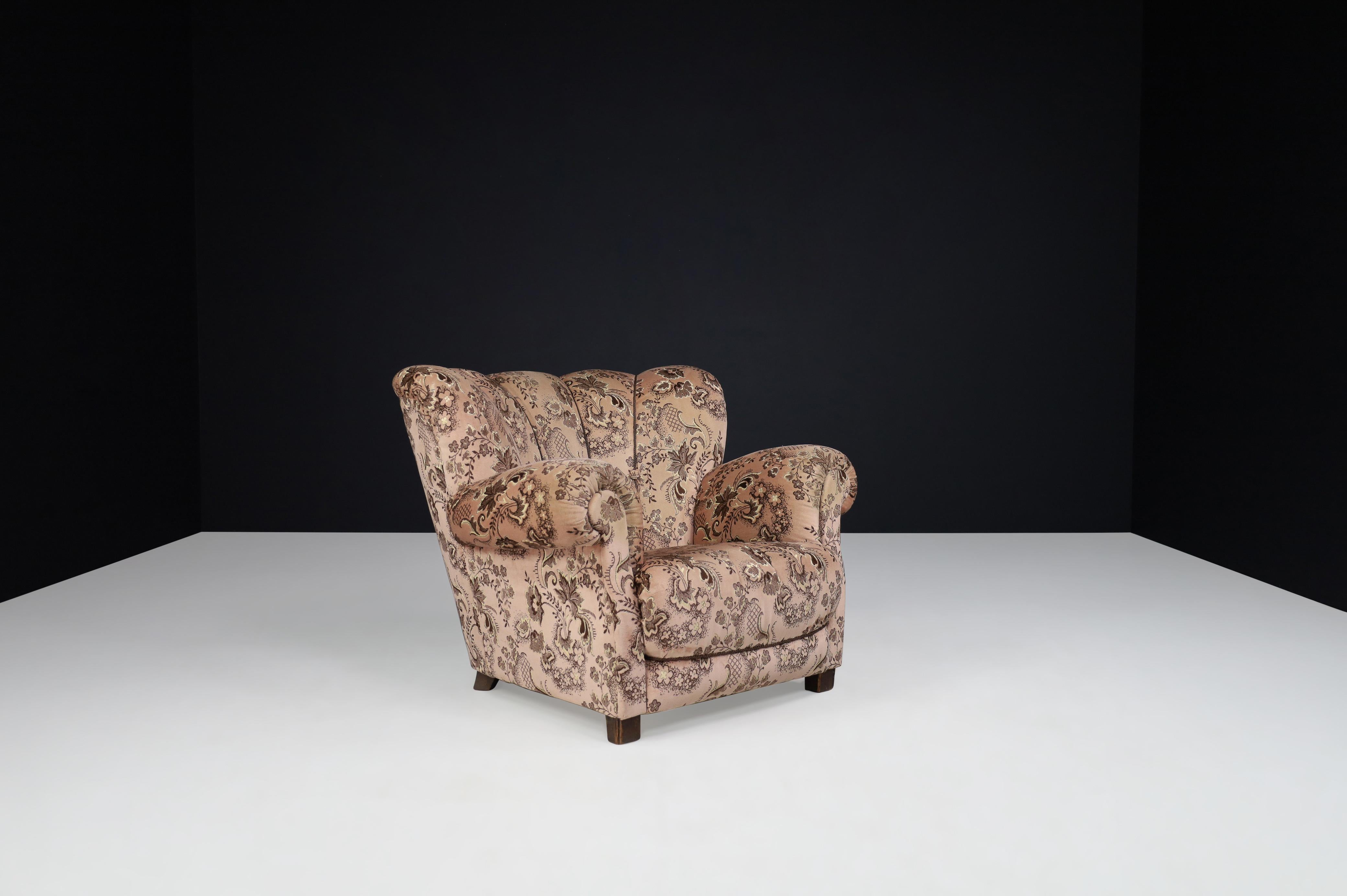 Art Deco Lounge chair in Floral fabric Prague 1930s.

Particular lounge chair in original floral made in Prague and production of the 1930s in Art Deco style. The large armchair has a characteristic, visually exciting shape thanks to its elegant