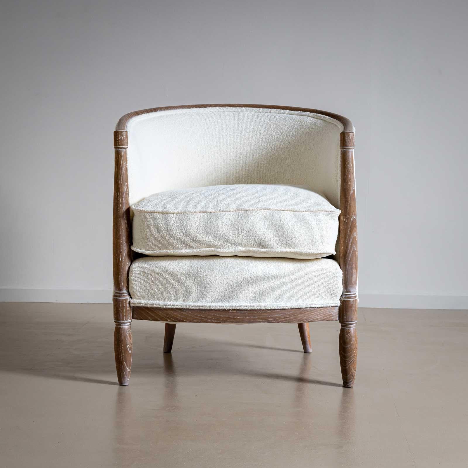 Poltrona Art Déco in rovere calcinato con schienale arrotondato e gambe coniche. La sedia è stata tappezzata con un tessuto bianco sporco.
