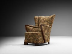 Fauteuil Art déco aux lignes sculpturales, en hêtre et tissu