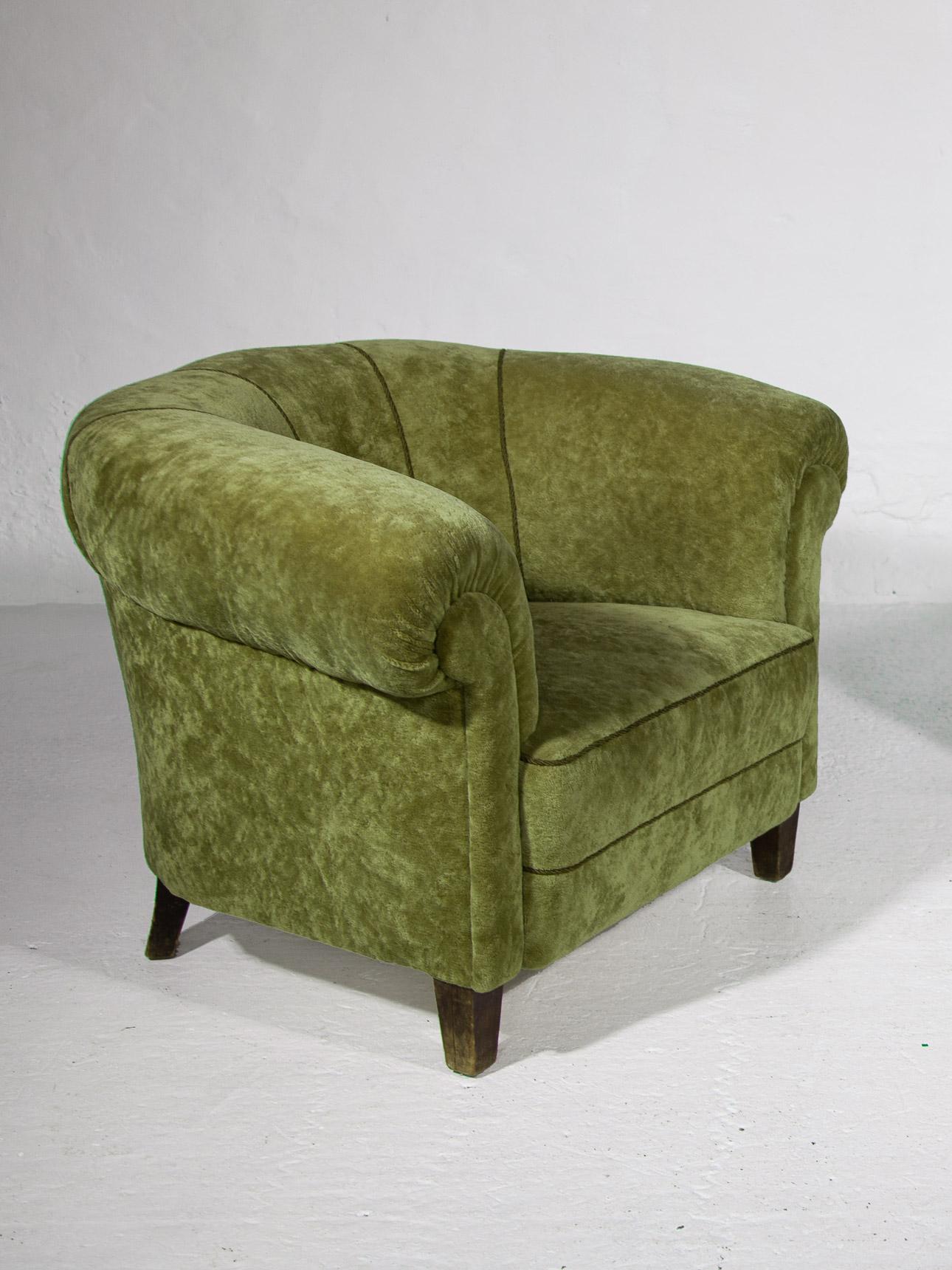 Art Deco Lounge Chairs in Green Olive Velvet Upholstery For Sale 1