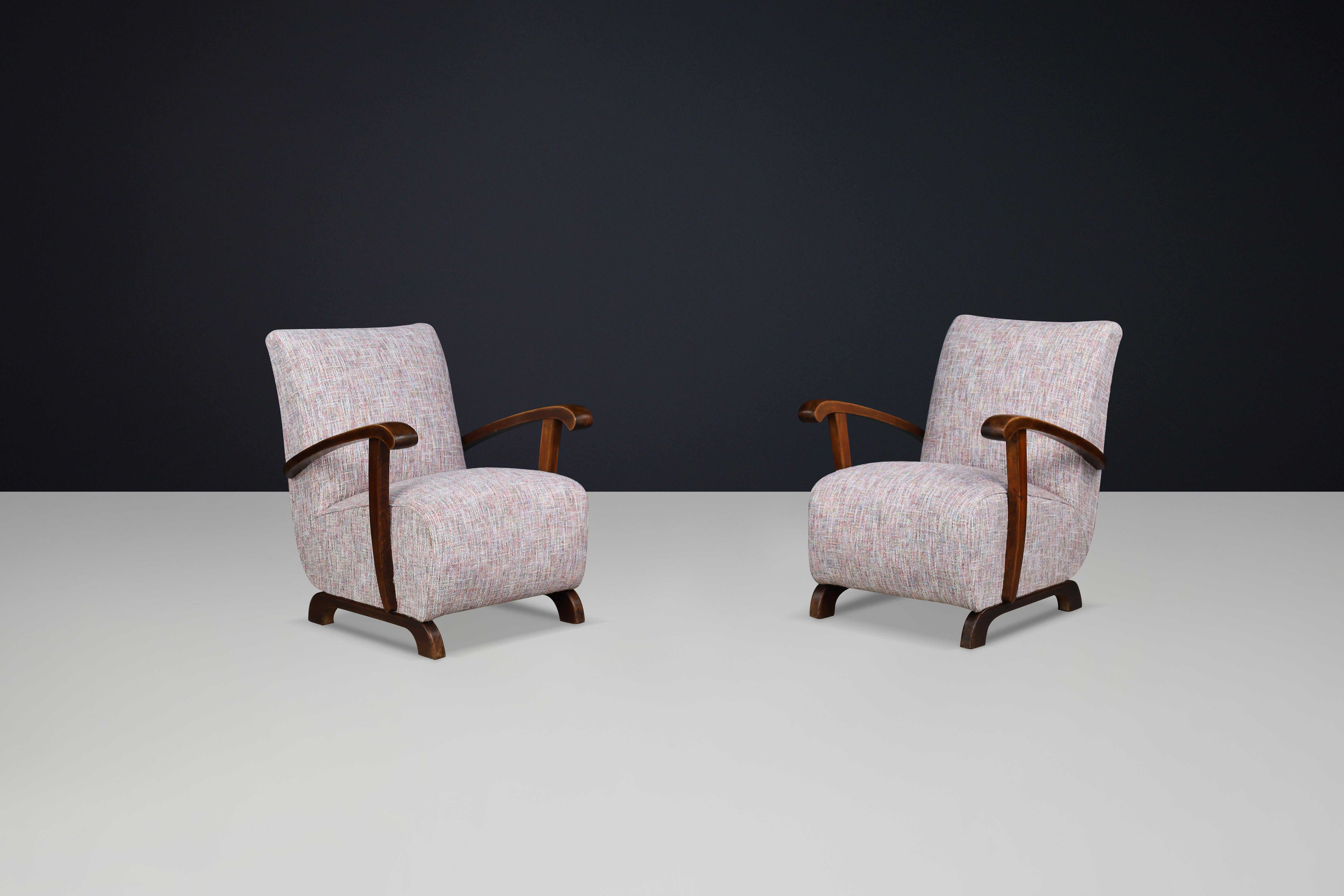 Sedie da salotto Art Deco in legno di faggio patinato e tessuto multicolore, Repubblica Ceca, anni '40

Questo splendido set di due sedie da salotto Art Déco, realizzate in legno di faggio patinato e rivestite in un comodo tessuto multicolore,