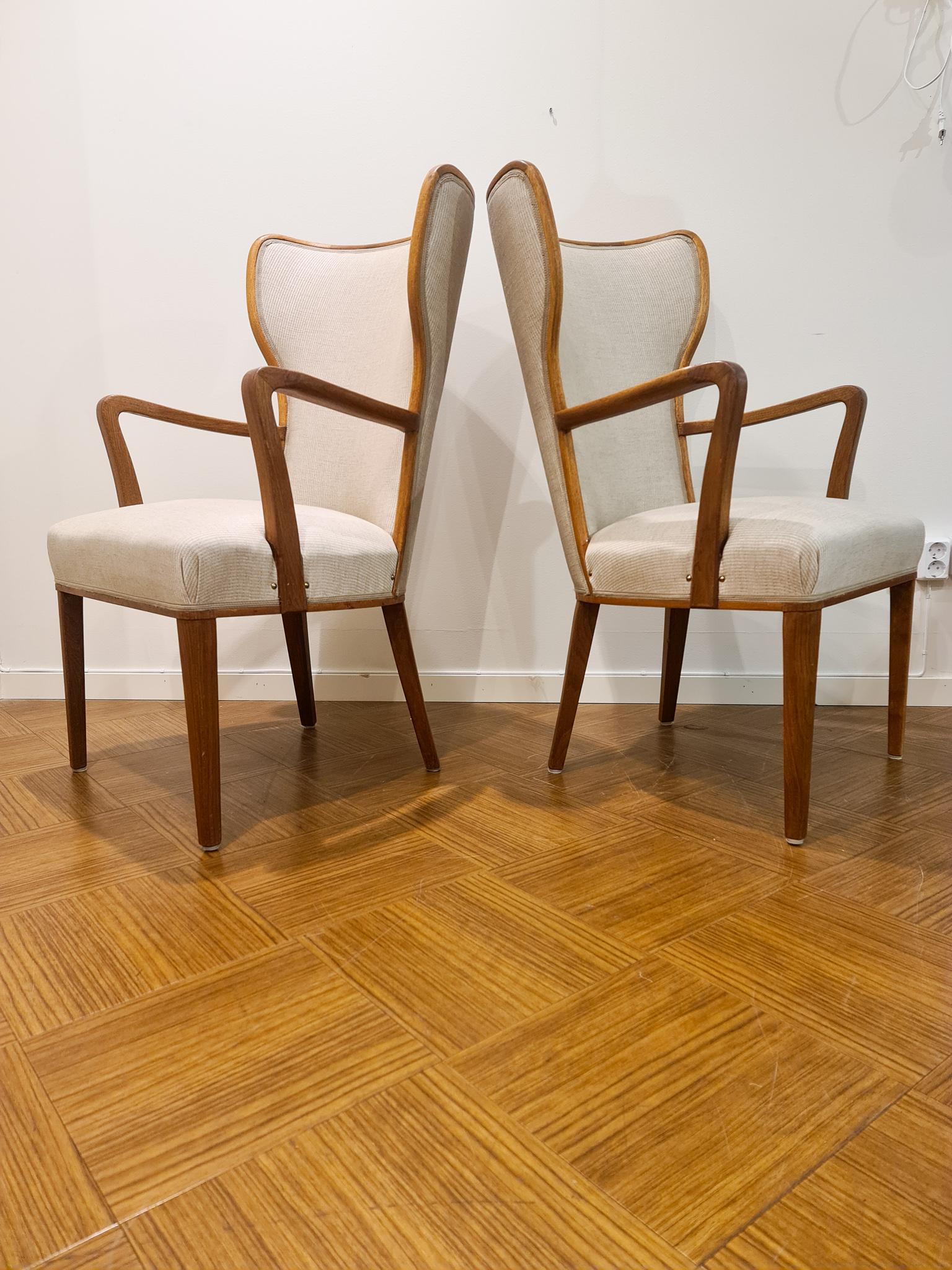 Ces chaises haut de gamme bien sculptées ont été produites au début des années 1940 pour AB Svenska Kontorsmöbler AB. Ils sont fabriqués en chêne huilé et ont un nouveau rembourrage. Le célèbre designer Axel Einar Hjort a travaillé sur les dessins