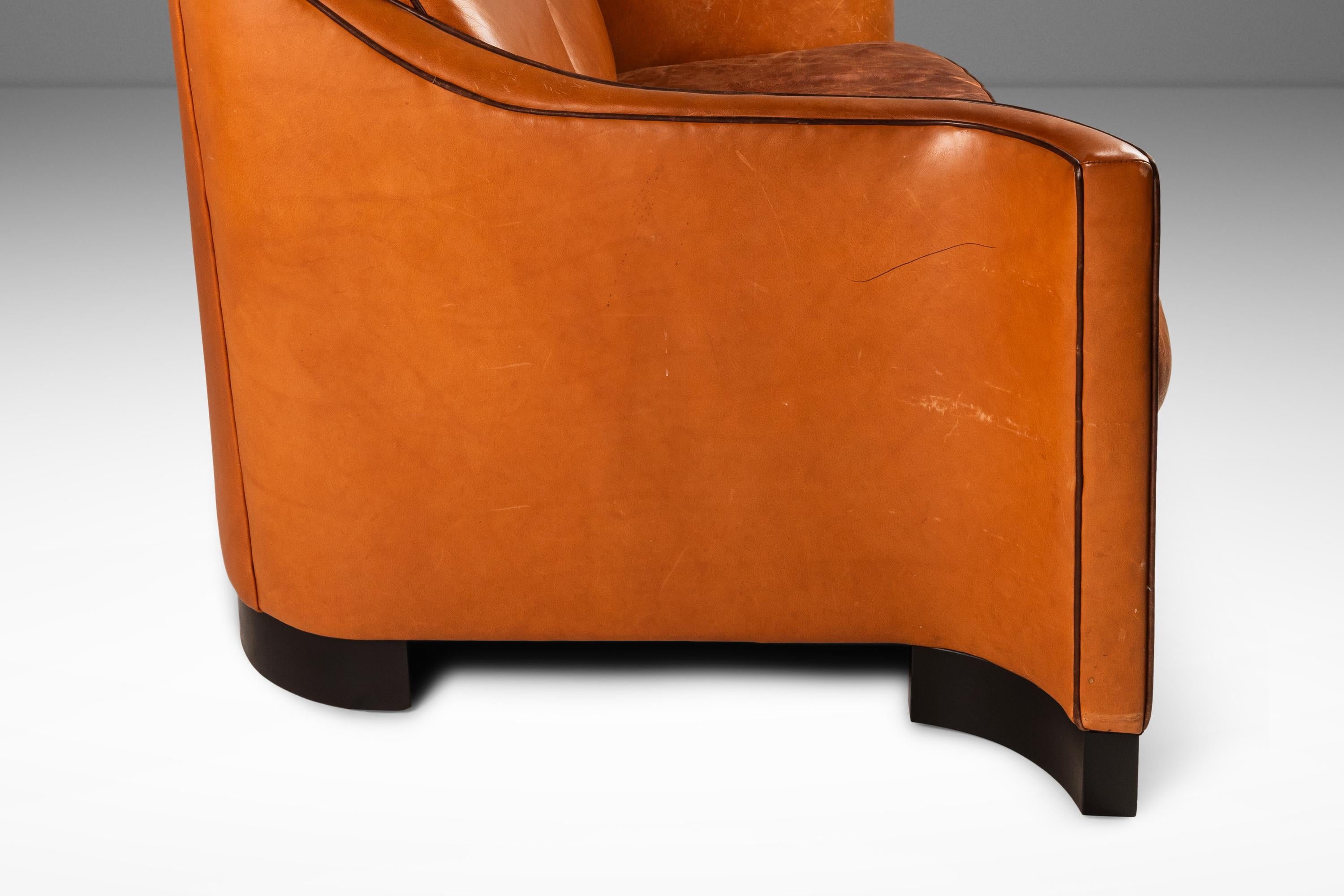 Art Deco Loveseat-Sofa mit skulpturalen Armlehnen aus patiniertem Leder, USA, ca. 1970er Jahre im Angebot 13