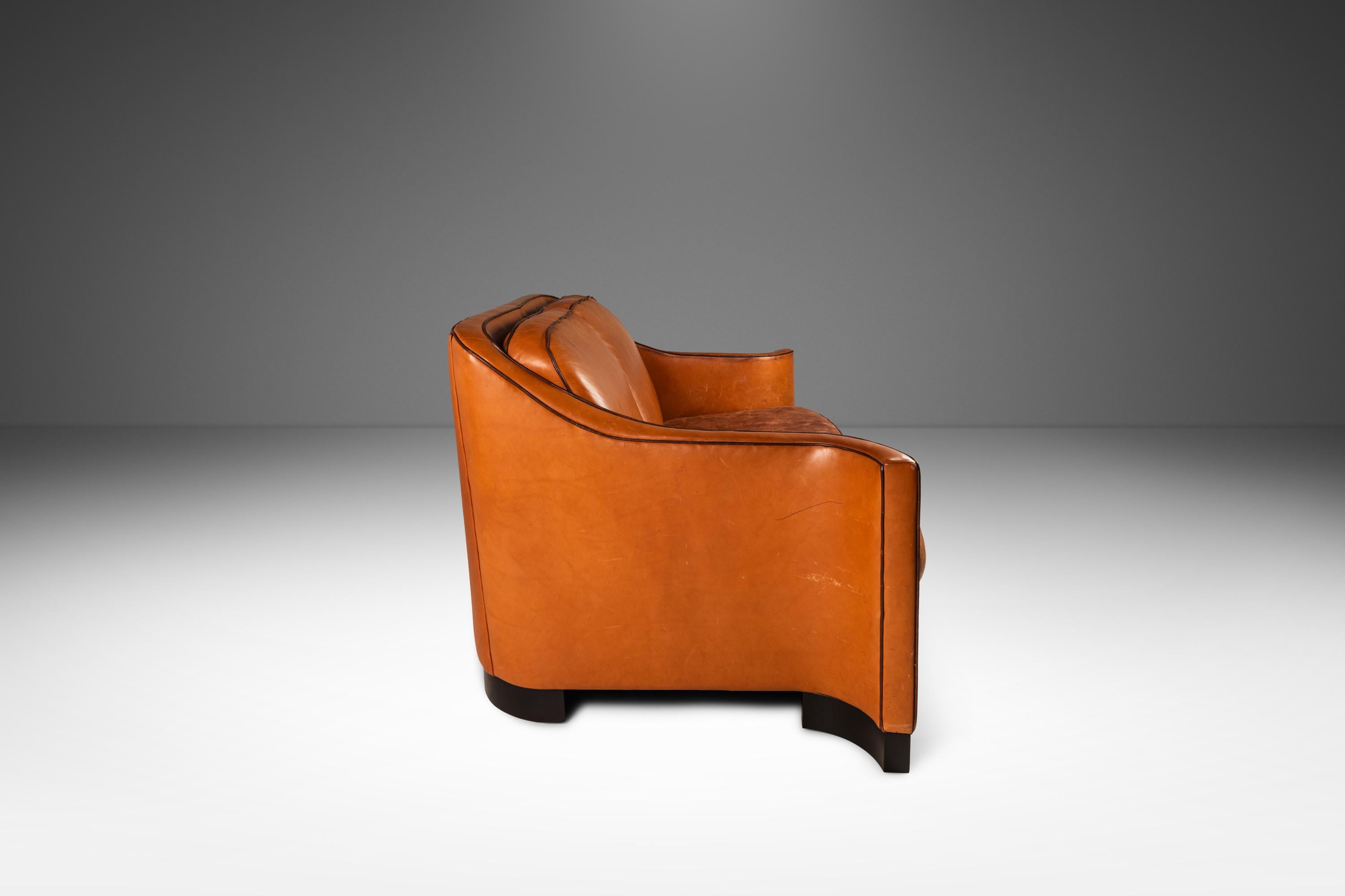 Art Deco Loveseat-Sofa mit skulpturalen Armlehnen aus patiniertem Leder, USA, ca. 1970er Jahre (Art déco) im Angebot