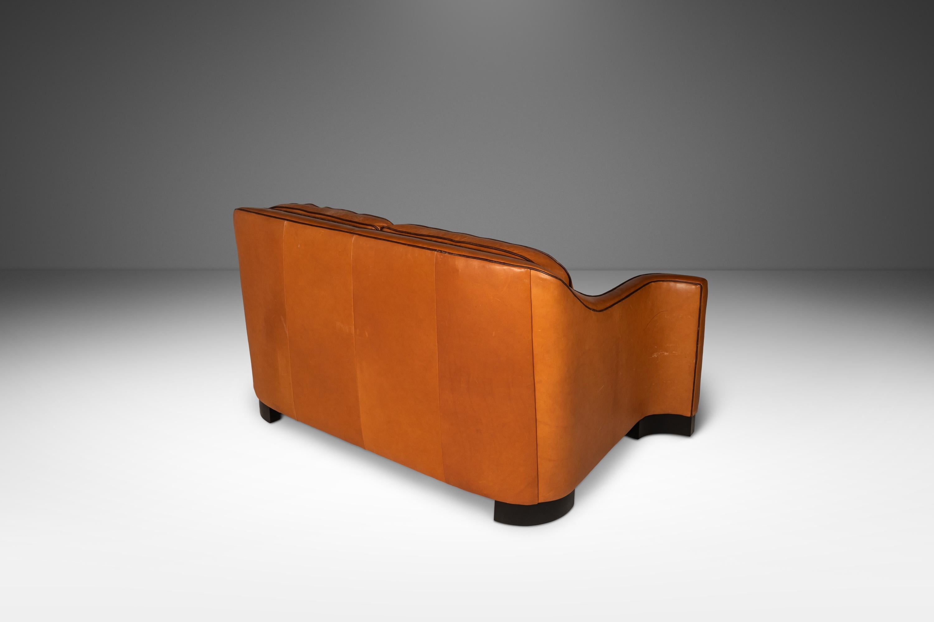 Art Deco Loveseat-Sofa mit skulpturalen Armlehnen aus patiniertem Leder, USA, ca. 1970er Jahre (amerikanisch) im Angebot
