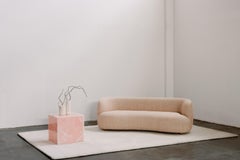 Canapé « Abito » aux lignes courbes de style Art déco, en velours jacquard, fabriqué à la main au Portugal par Greenapple