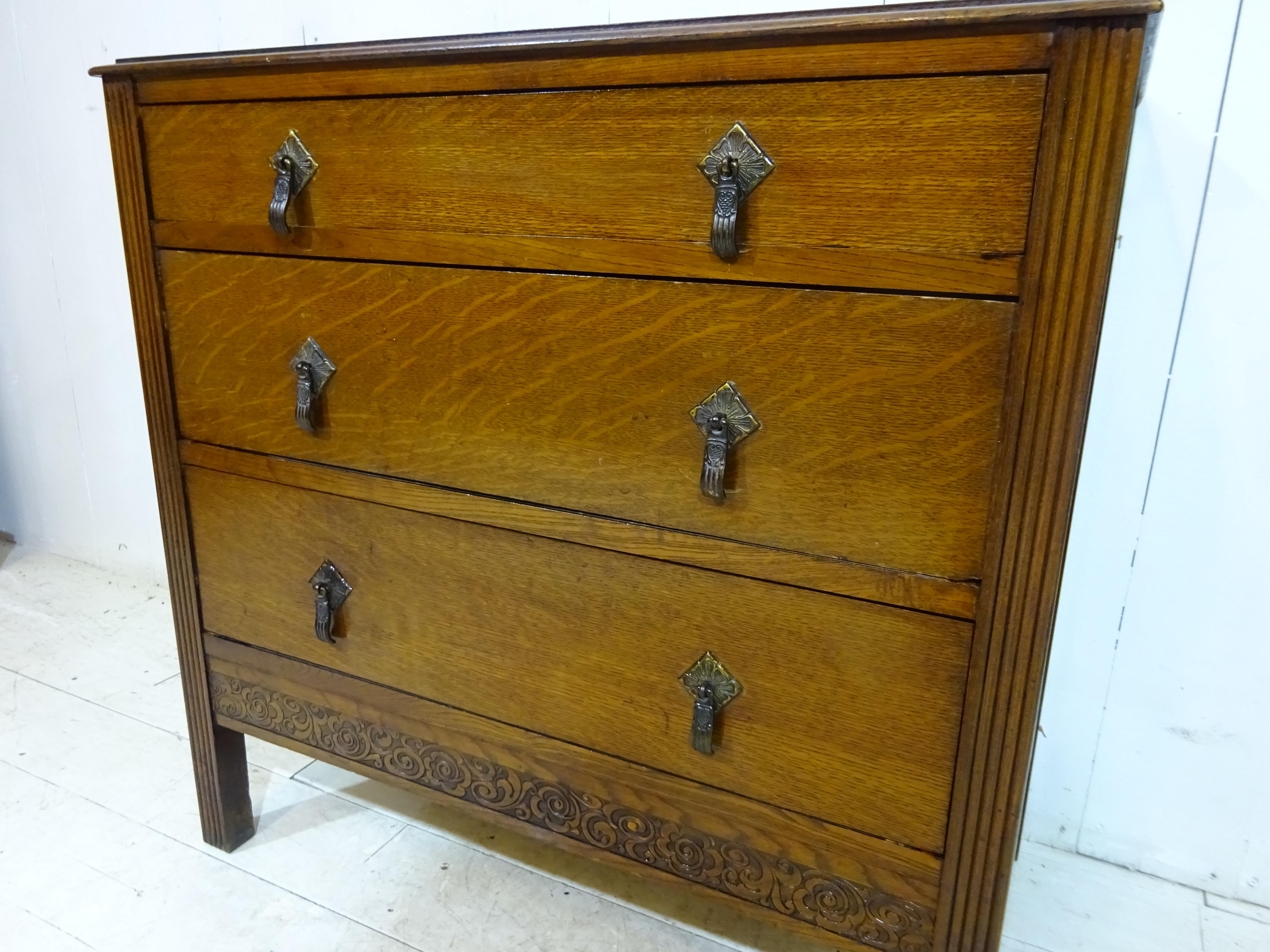 Chest of Drawers 

A lovely, three drawer chest of drawers circa 1920. 

Great look and proportions and an ideal addition to almost any room. 

This is an original Art Deco chest of drawers. The frame is oak with solid well made joints. Each