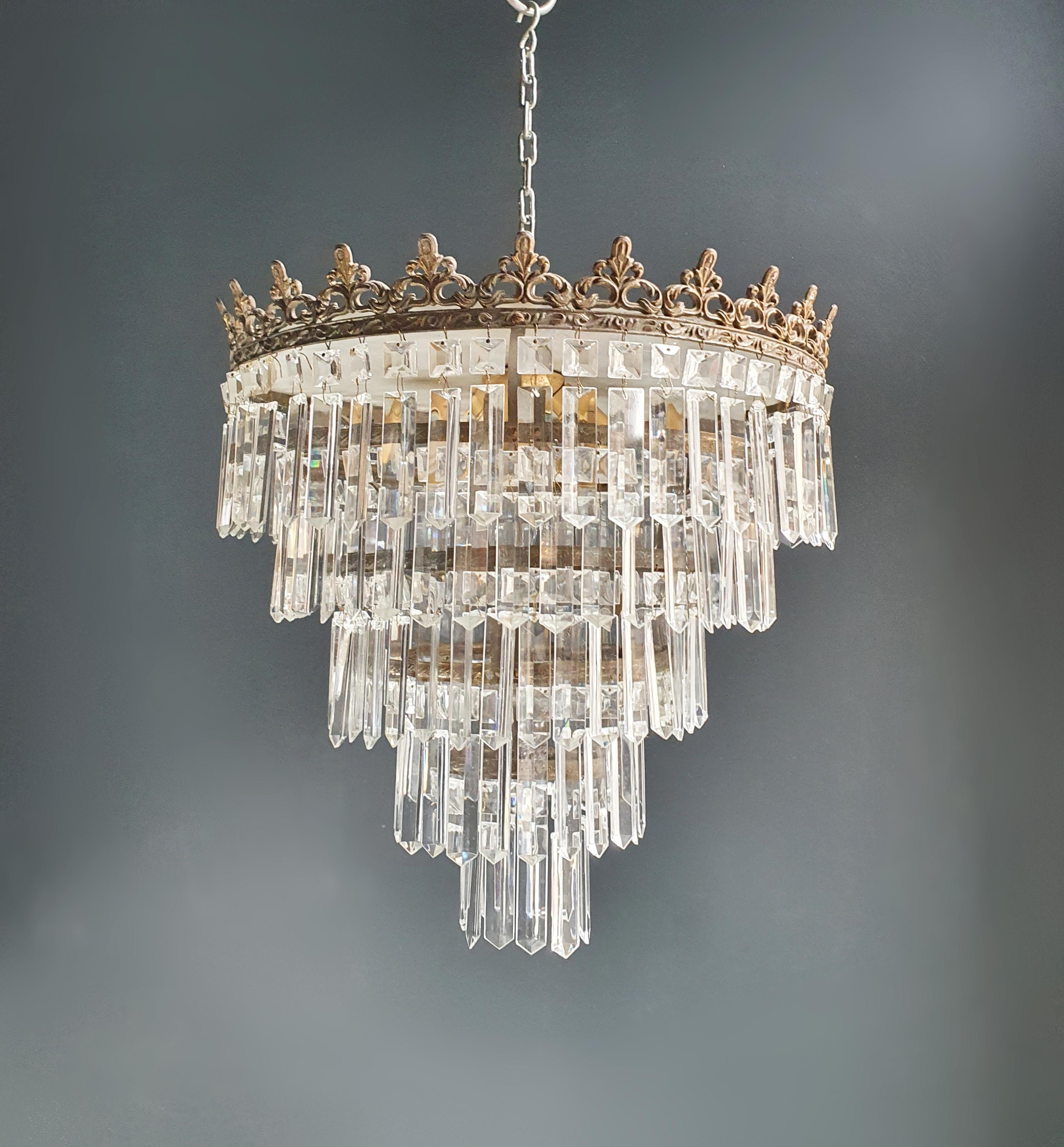 Low ceiling crystal chandelier brass.
Cabling completely renewed. Crystal hand knotted.
Measures: Total height 65cm, height without chain 43 cm, diameter 40 cm. weight (approximately) 8 kg.

Number of lights: 4-light bulb sockets: E14

Rewired