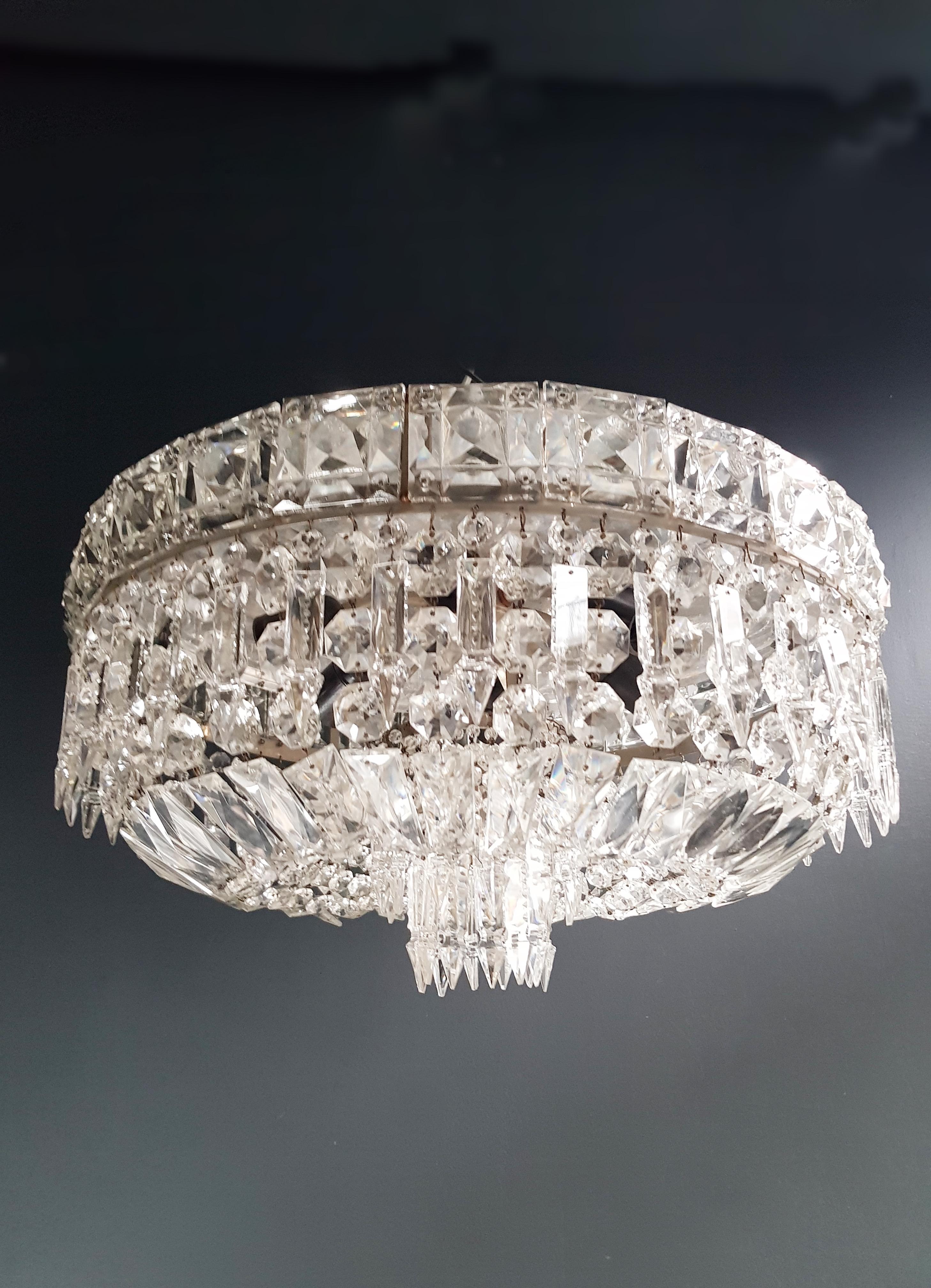 Low ceiling crystal chandelier brass.
Cabling completely renewed. Crystal hand knotted.
Measures: Total height 40 cm, height without chain 40 cm, diameter 50 cm. weight (approximately) 9 kg.

Number of lights: 6-light bulb sockets: E27
Brass